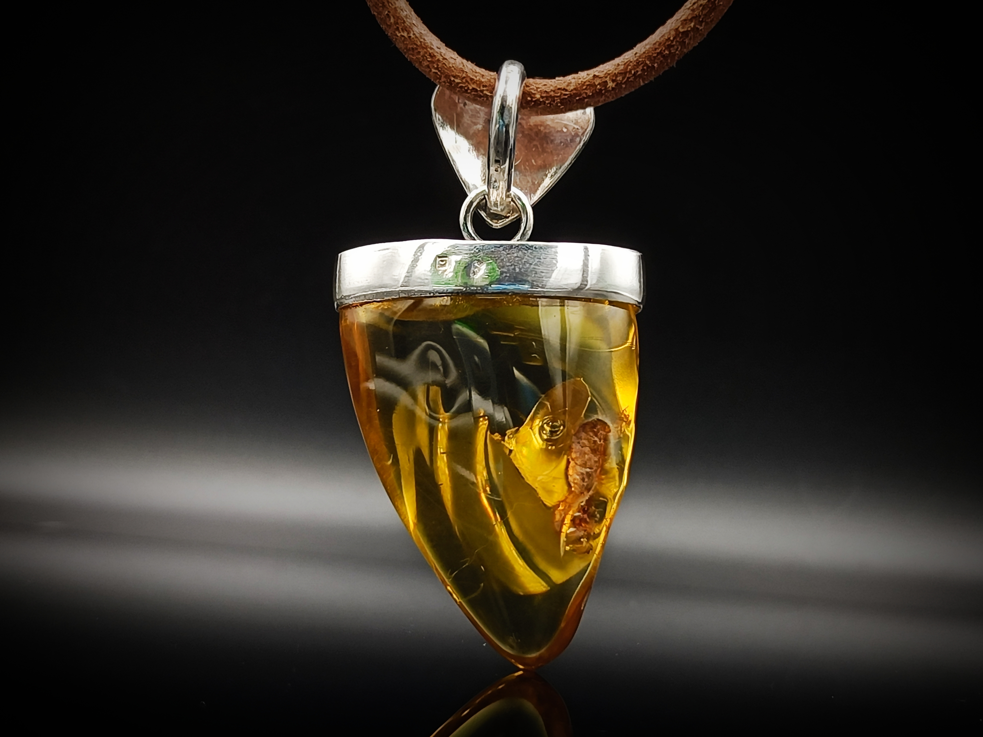 Wisior. Naturalny bursztyn bałtycki i srebro próby 925. Unikat.