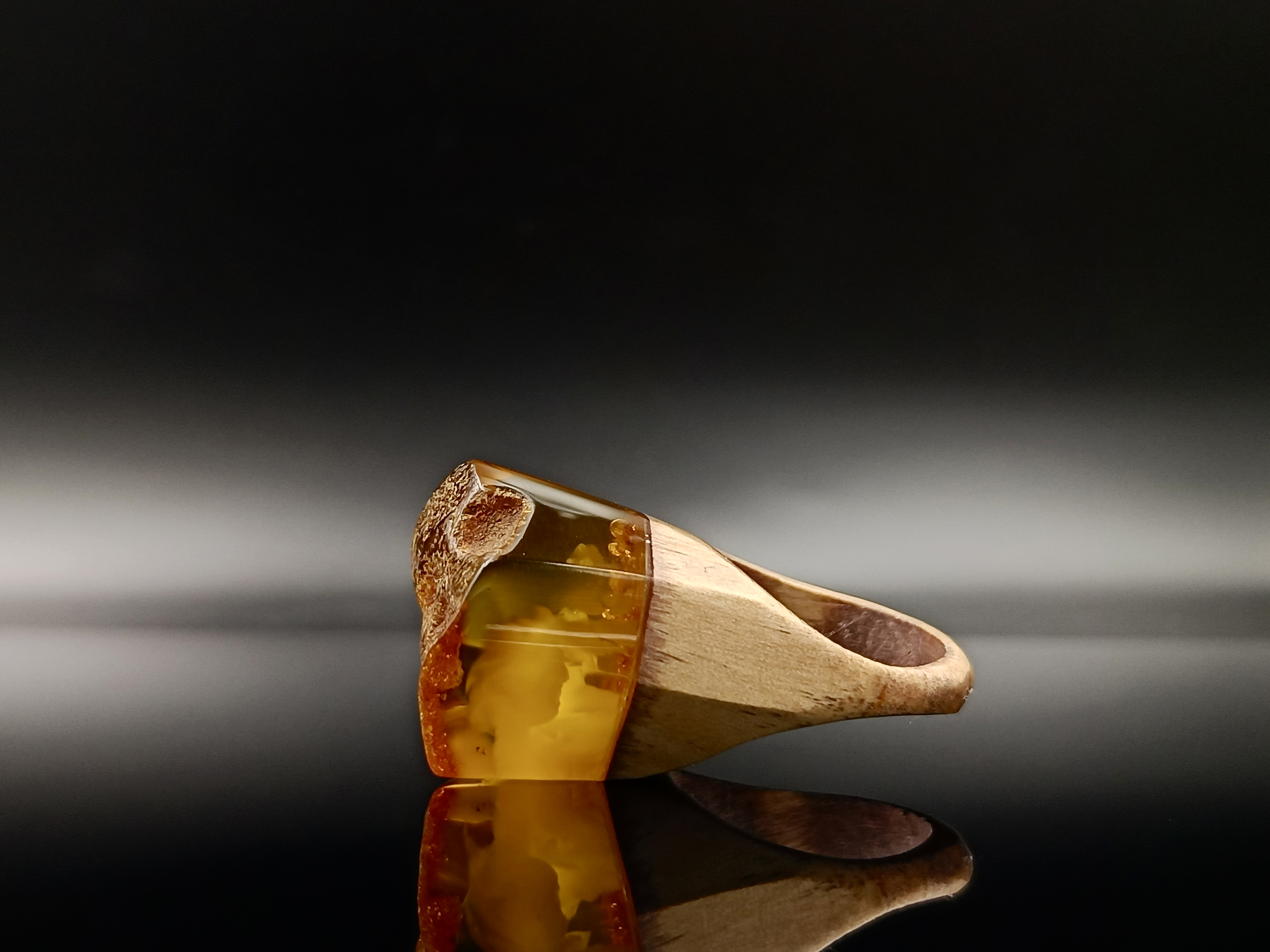 Pierścionek. Bursztyn bałtycki i drewno.