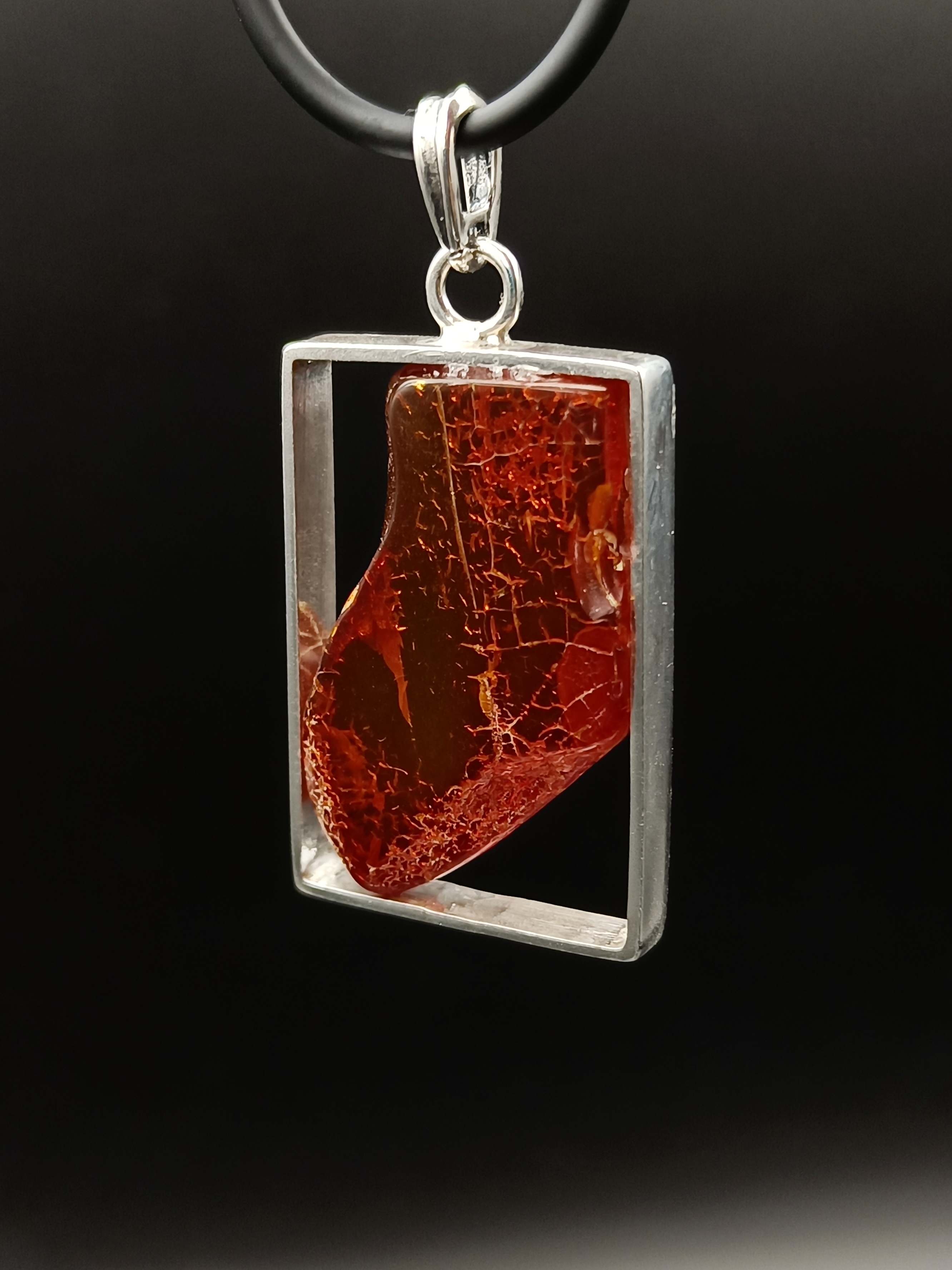 Wisiorek. Naturalny bursztyn bałtycki i srebro próby 925. Unikat.