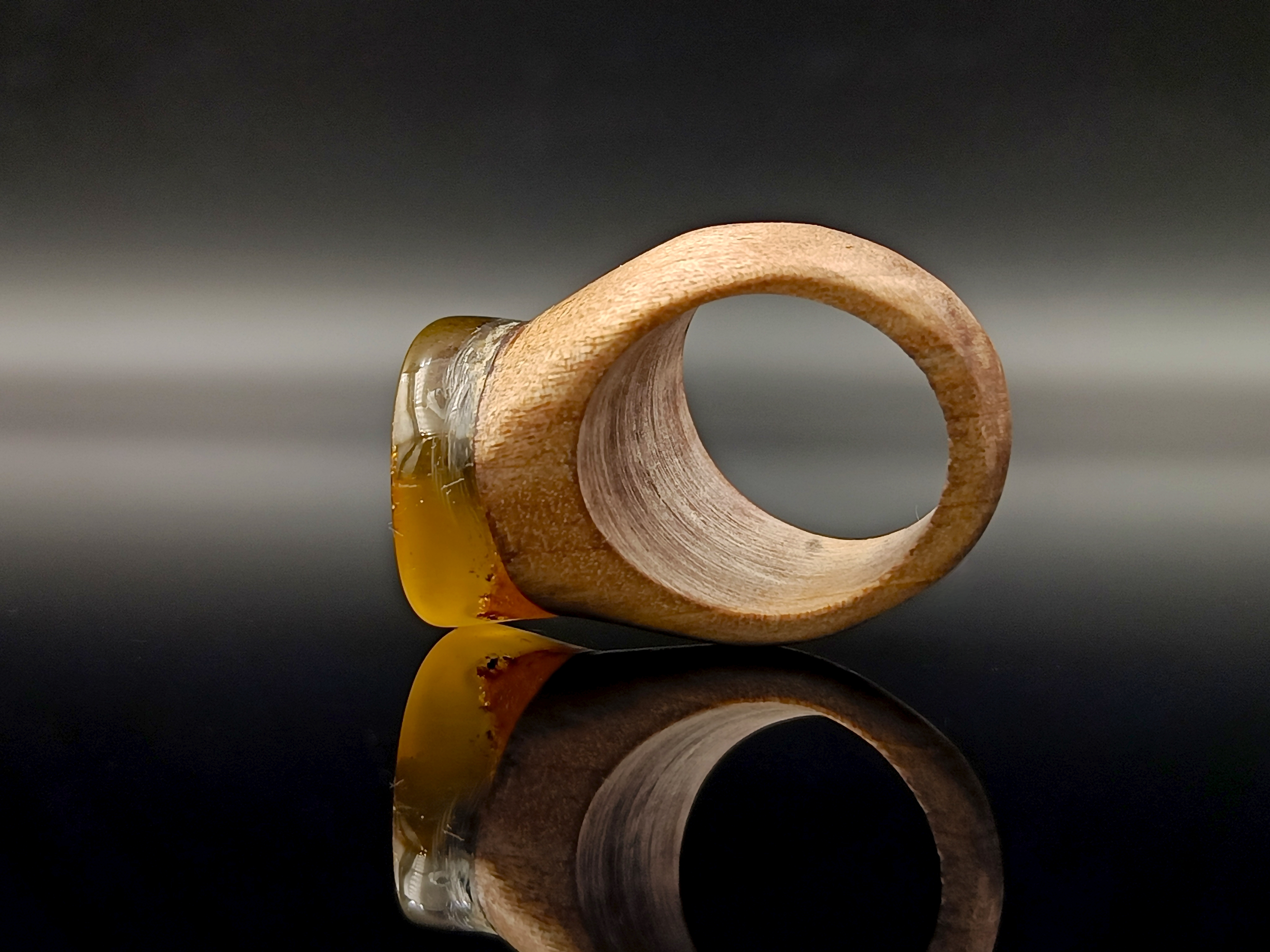 Pierścionek. Bursztyn bałtycki i drewno.