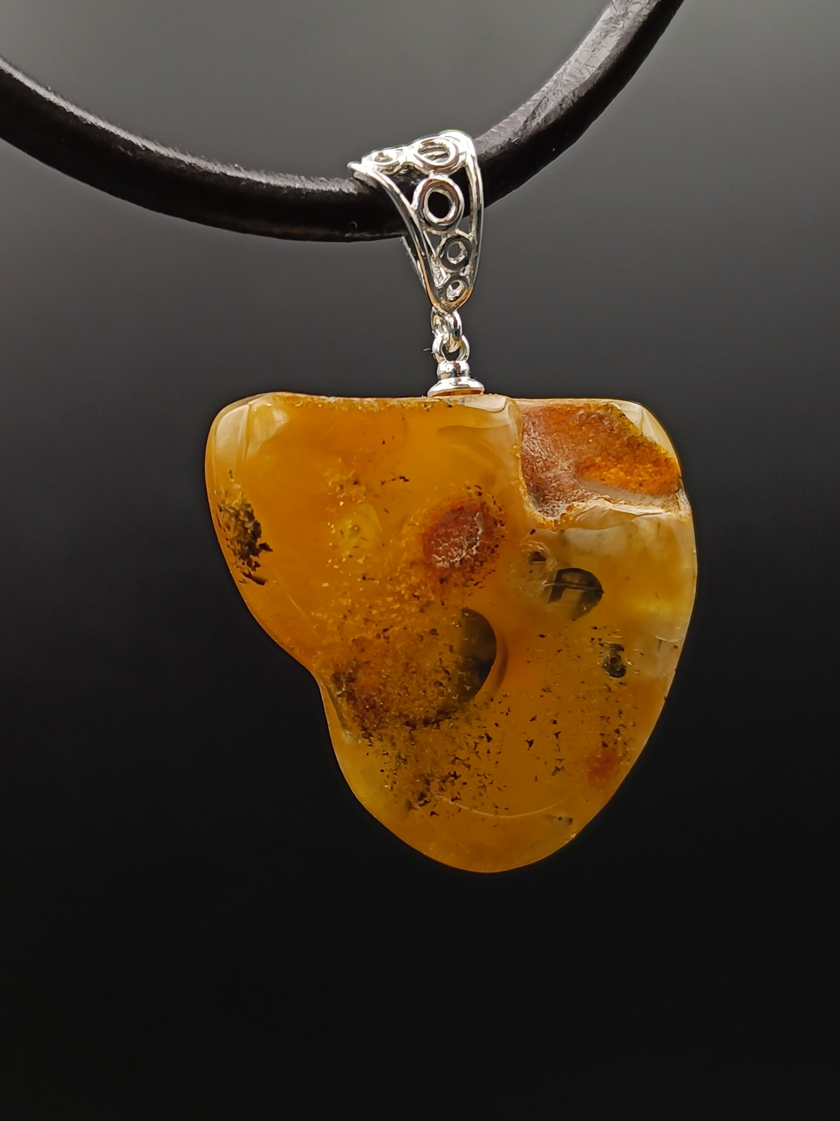Wisiorek. Naturalny bursztyn bałtycki i srebro próby 925. Unikat.