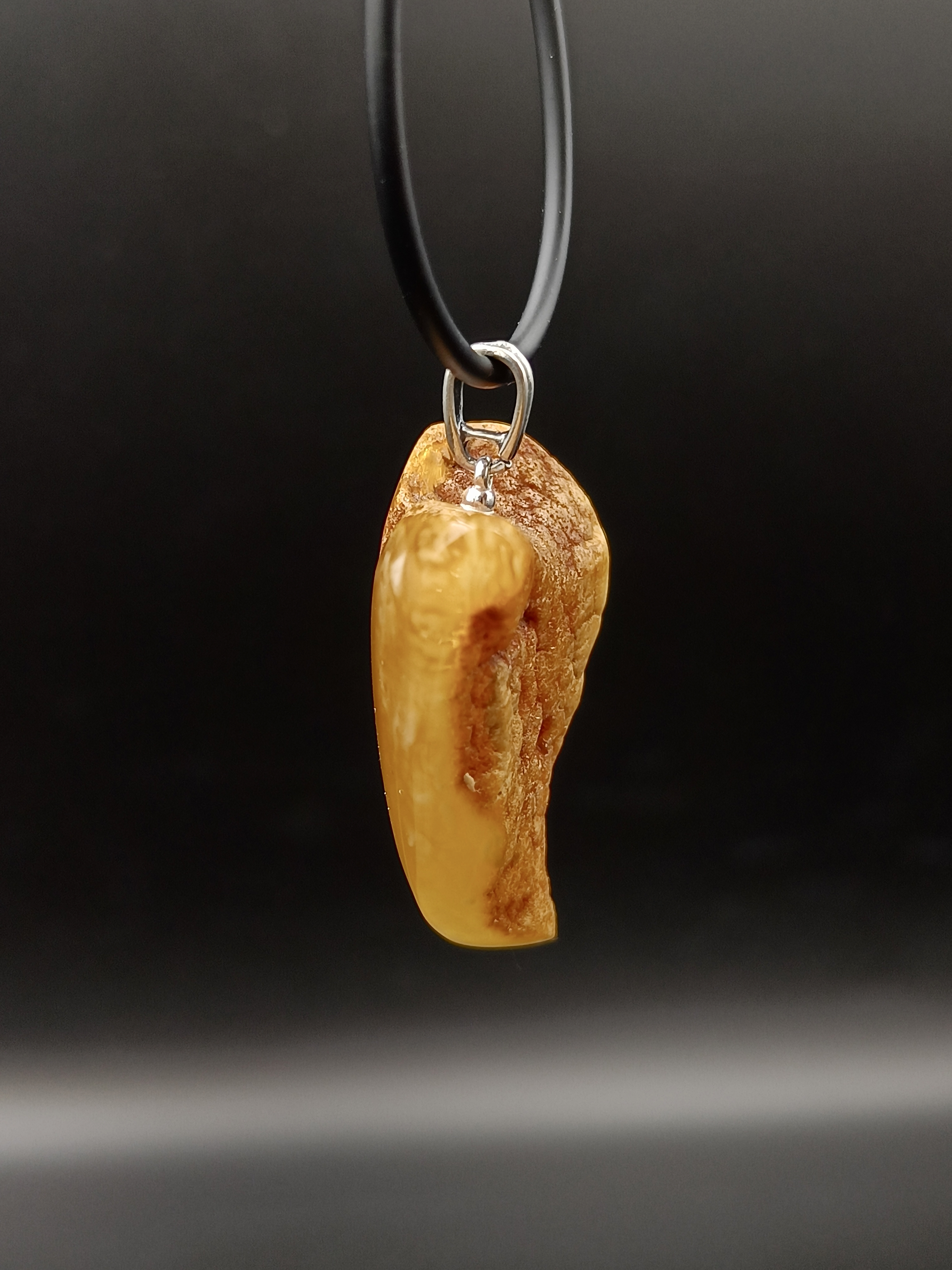 Wisiorek. Naturalny bursztyn bałtycki i srebro próby 925. Unikat.