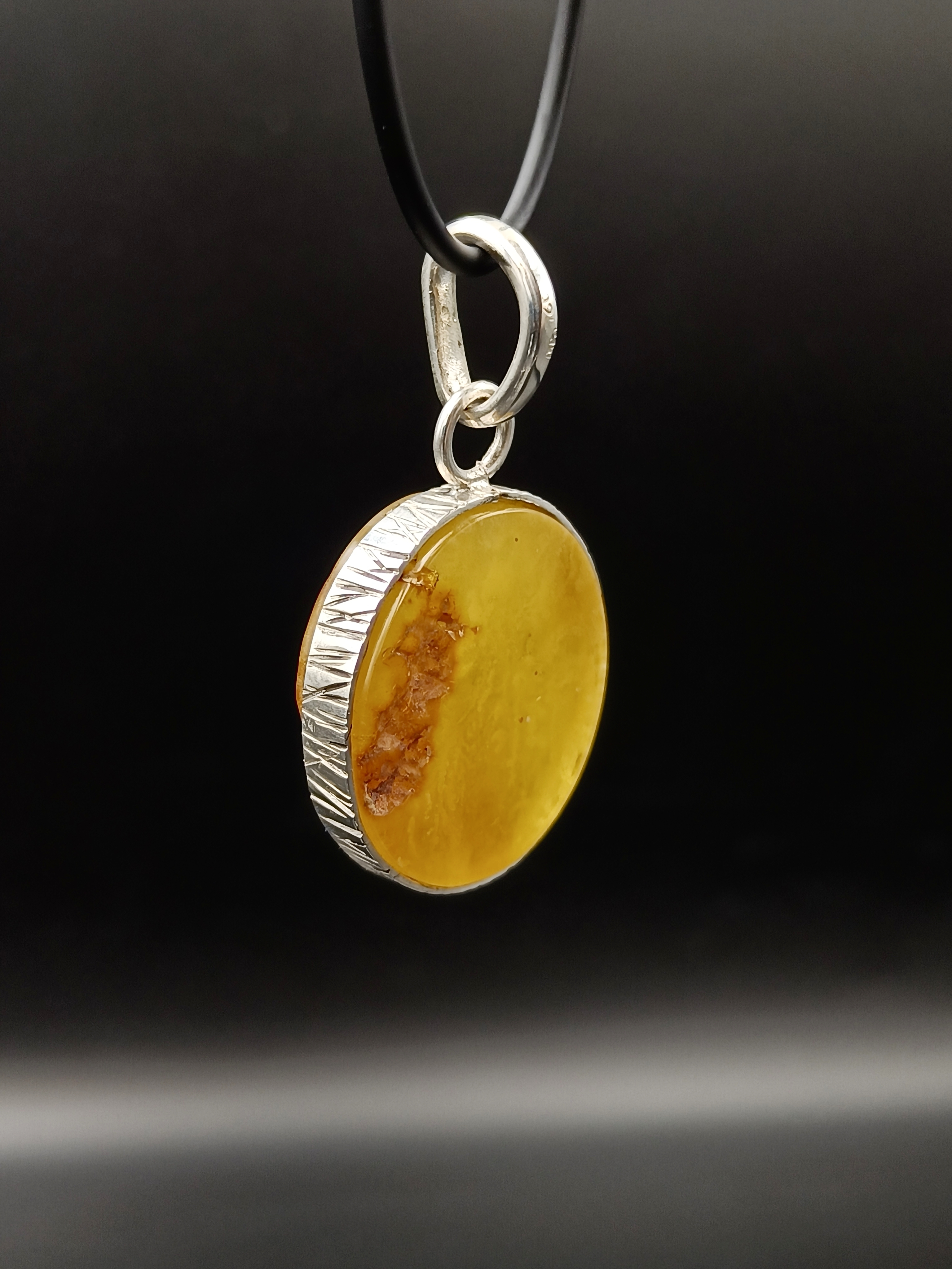 Wisiorek. Naturalny bursztyn bałtycki i srebro próby 925. Unikat.