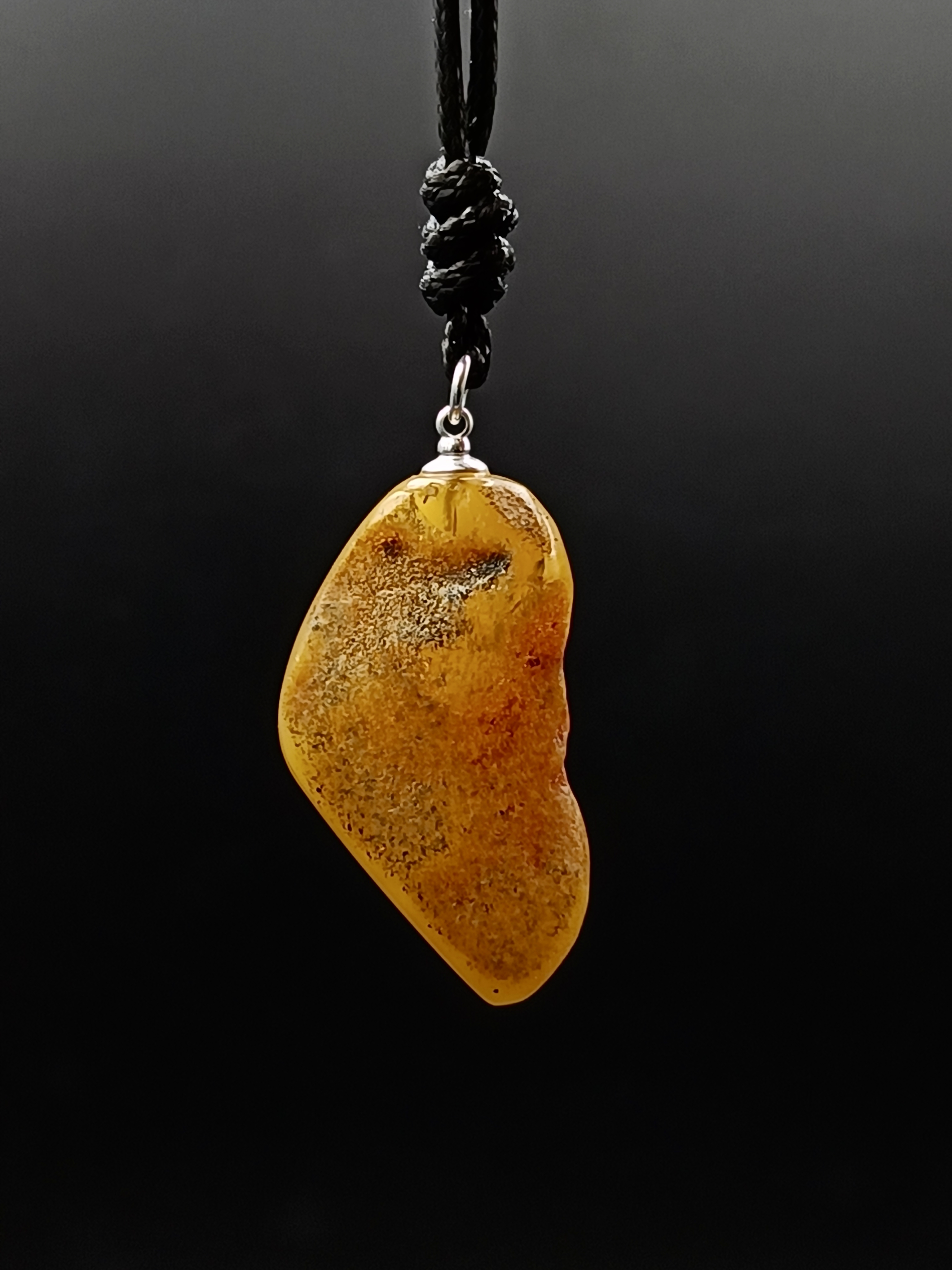 Wisiorek. Naturalny bursztyn bałtycki i srebro 925.