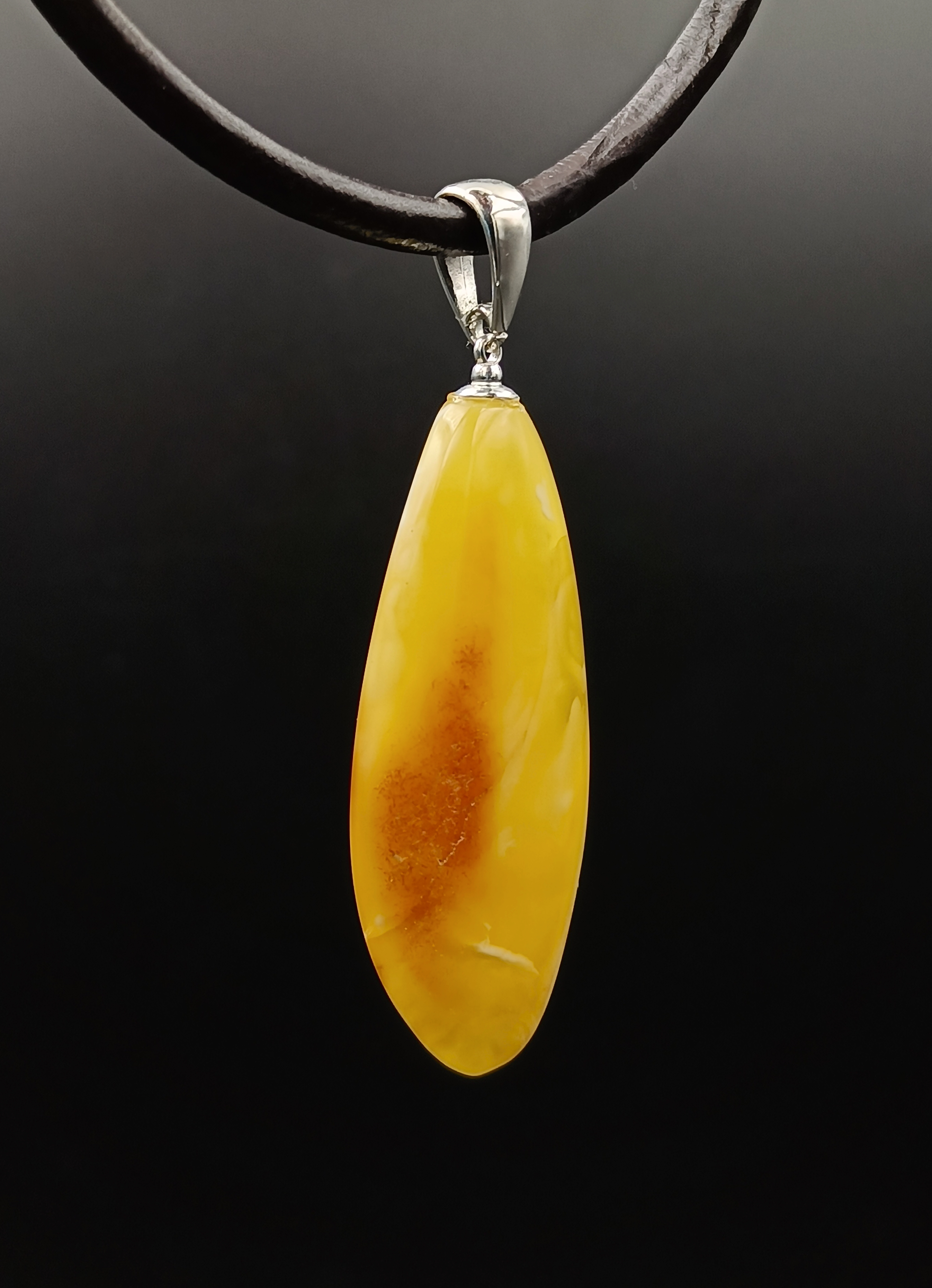 Wisiorek. Naturalny bursztyn bałtycki i srebro próby 925. Unikat.