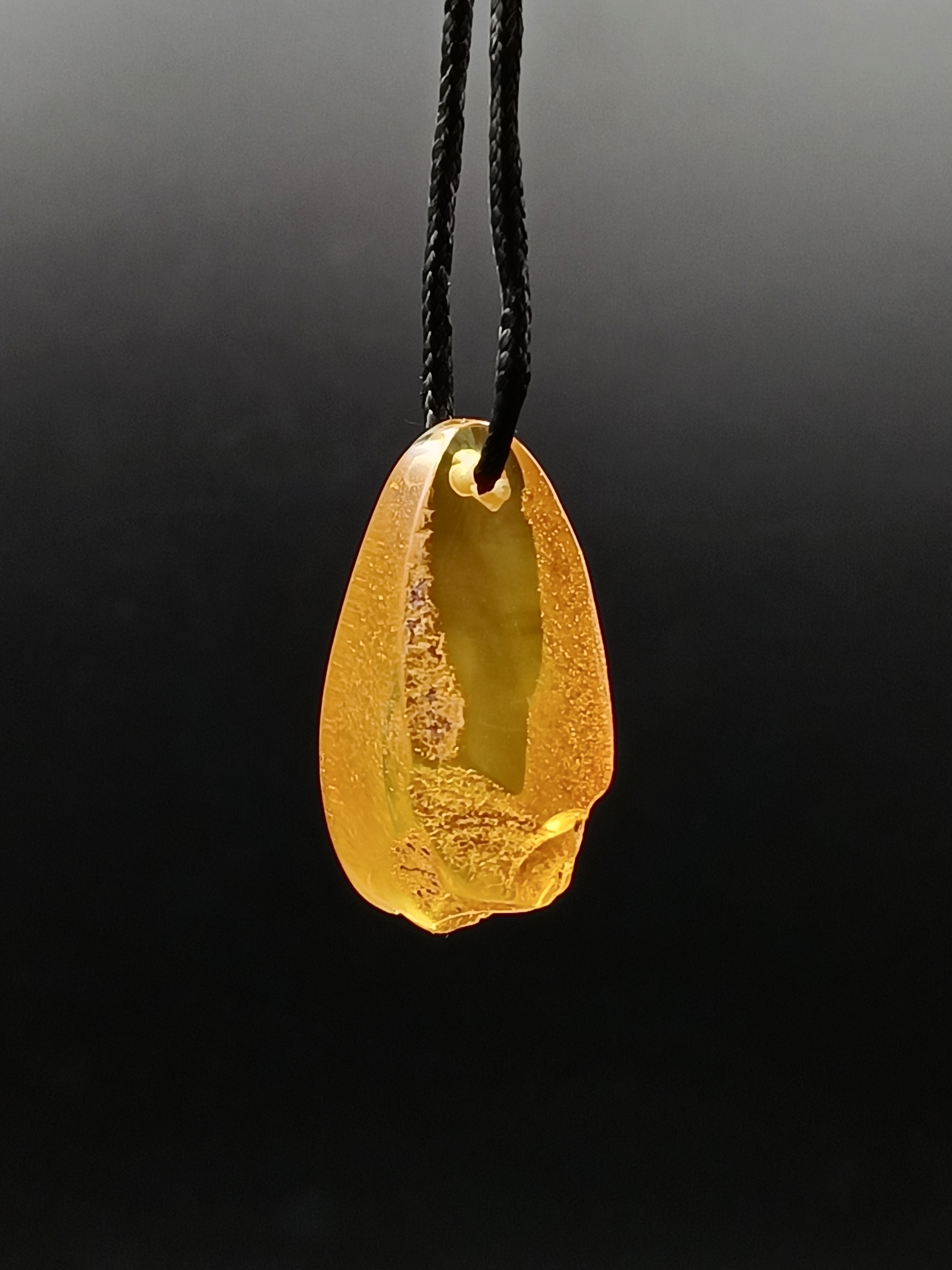 Wisiorek. Naturalny bursztyn bałtycki.