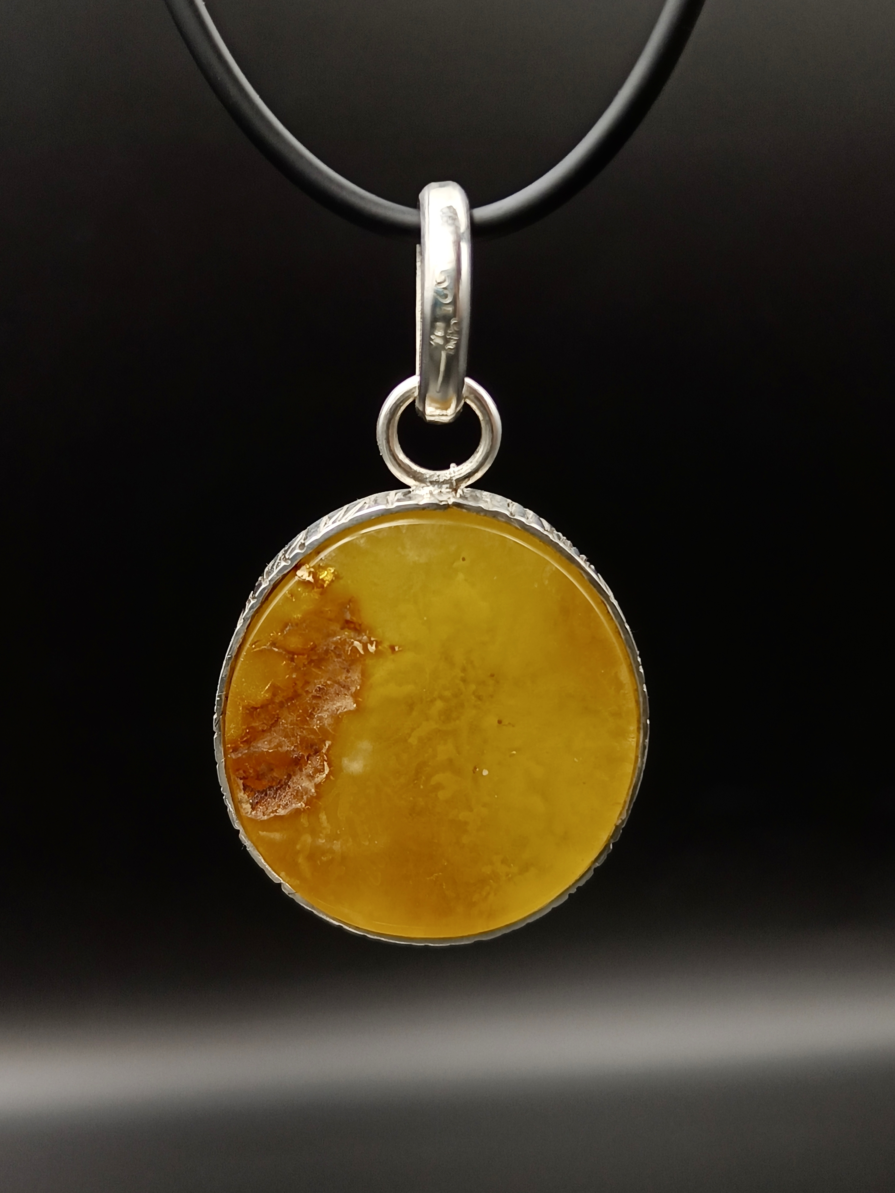 Wisiorek. Naturalny bursztyn bałtycki i srebro próby 925. Unikat.