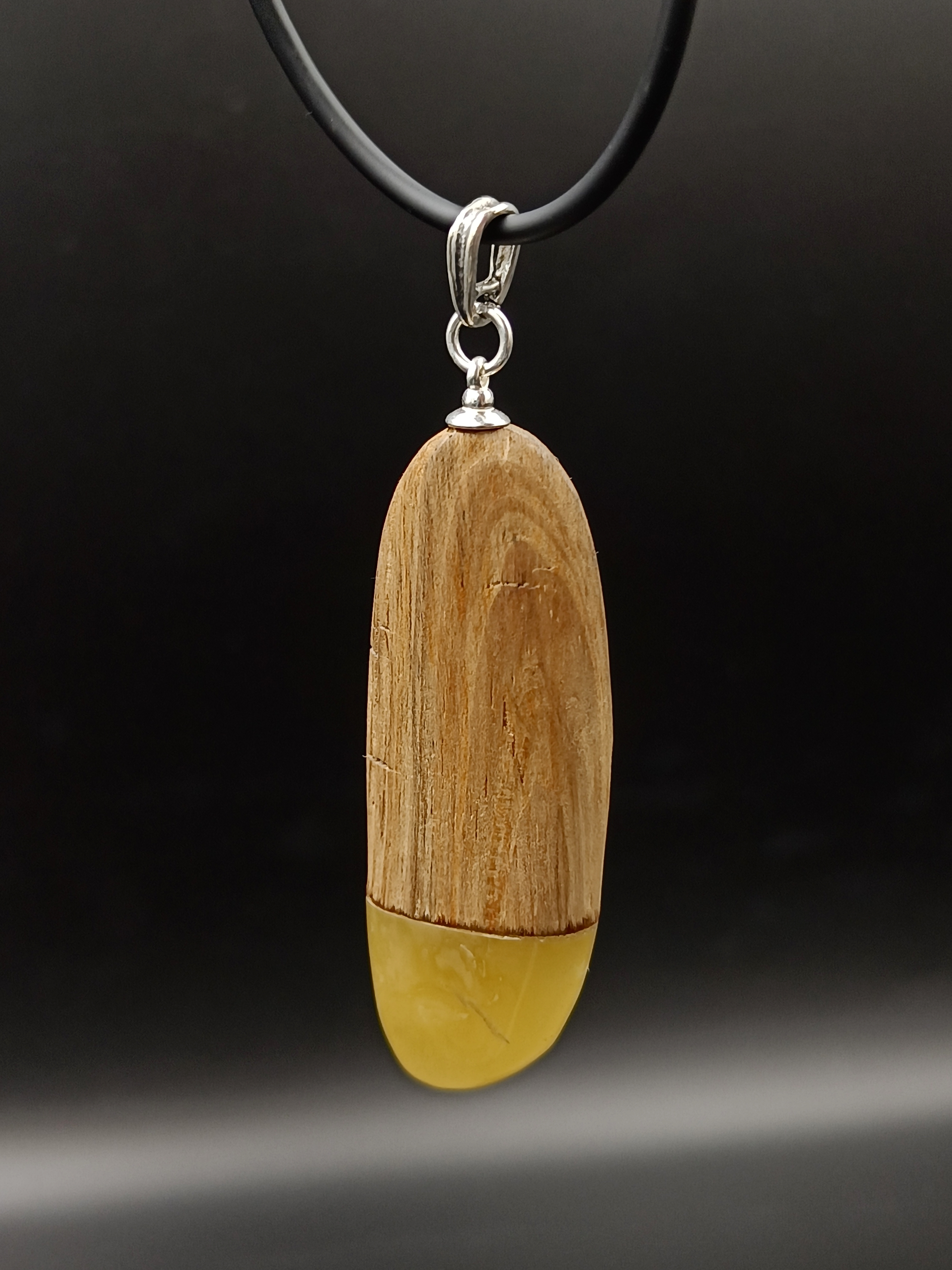Wisior. Naturalny bursztyn bałtycki, drewno i srebro próby 925. Unikat.