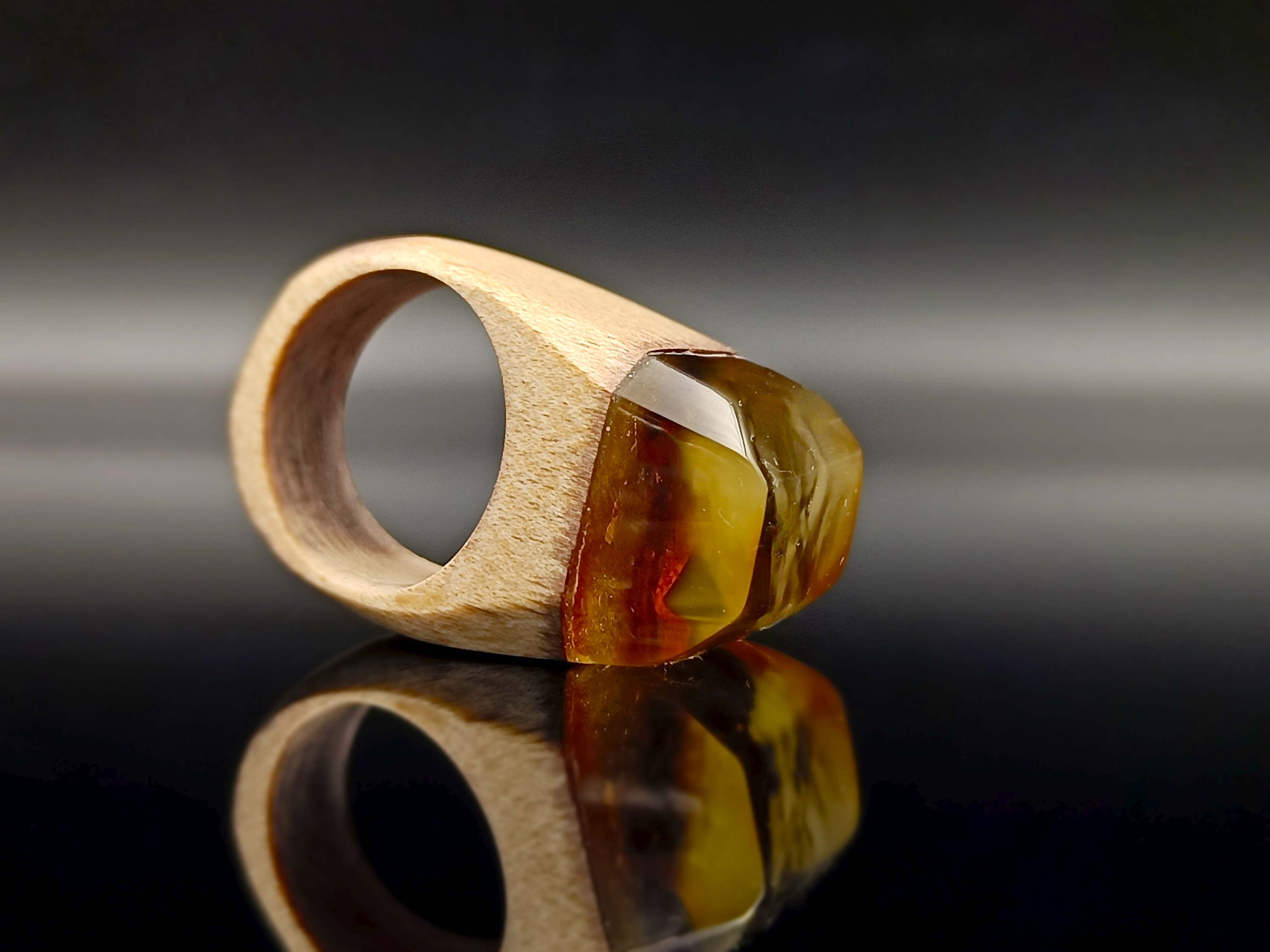 Pierścionek. Bursztyn bałtycki i drewno.
