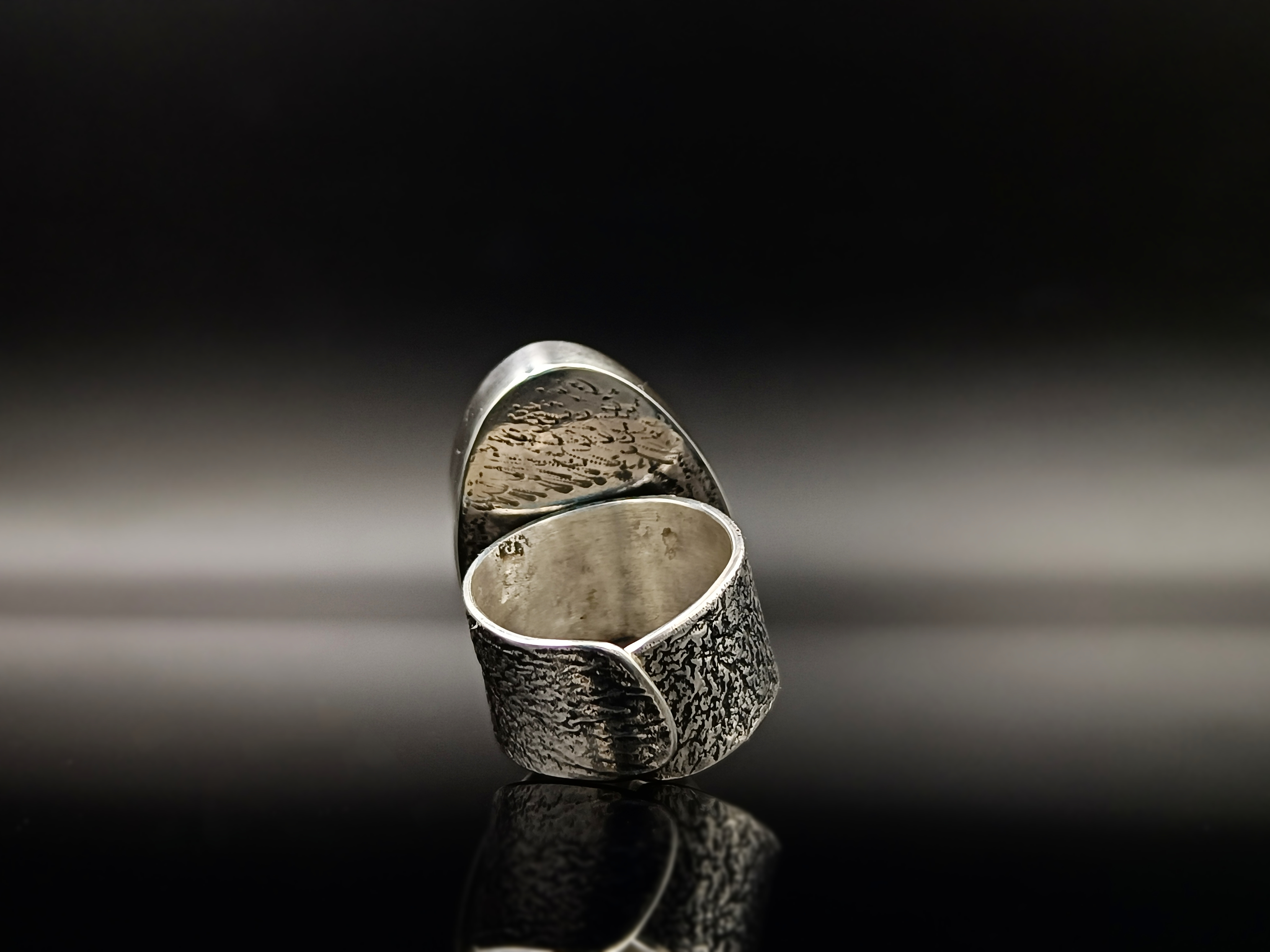 Pierścionek. Bursztyn bałtycki i srebro próby 925. Unikat.