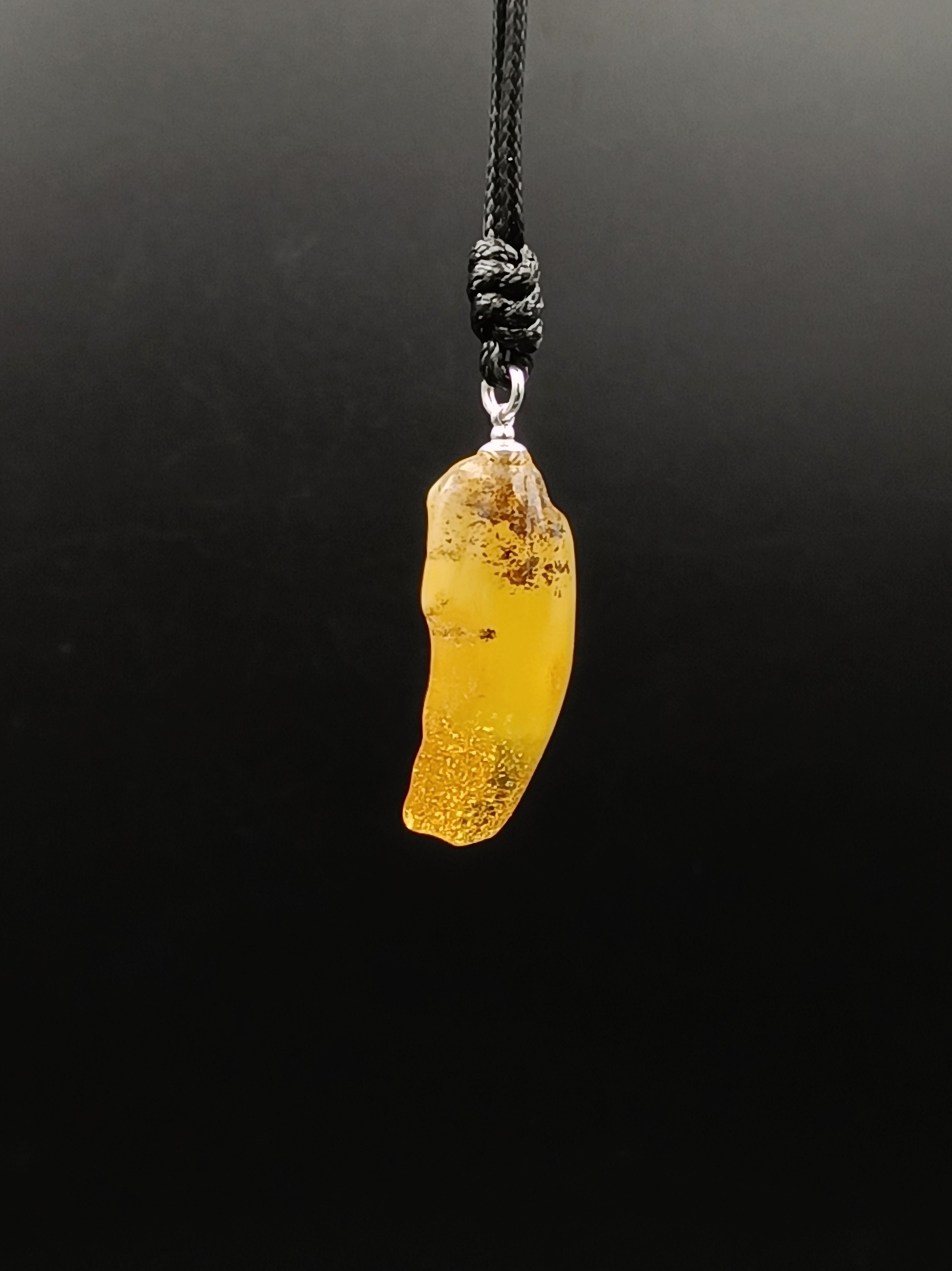Wisiorek. Naturalny bursztyn bałtycki i srebro 925.