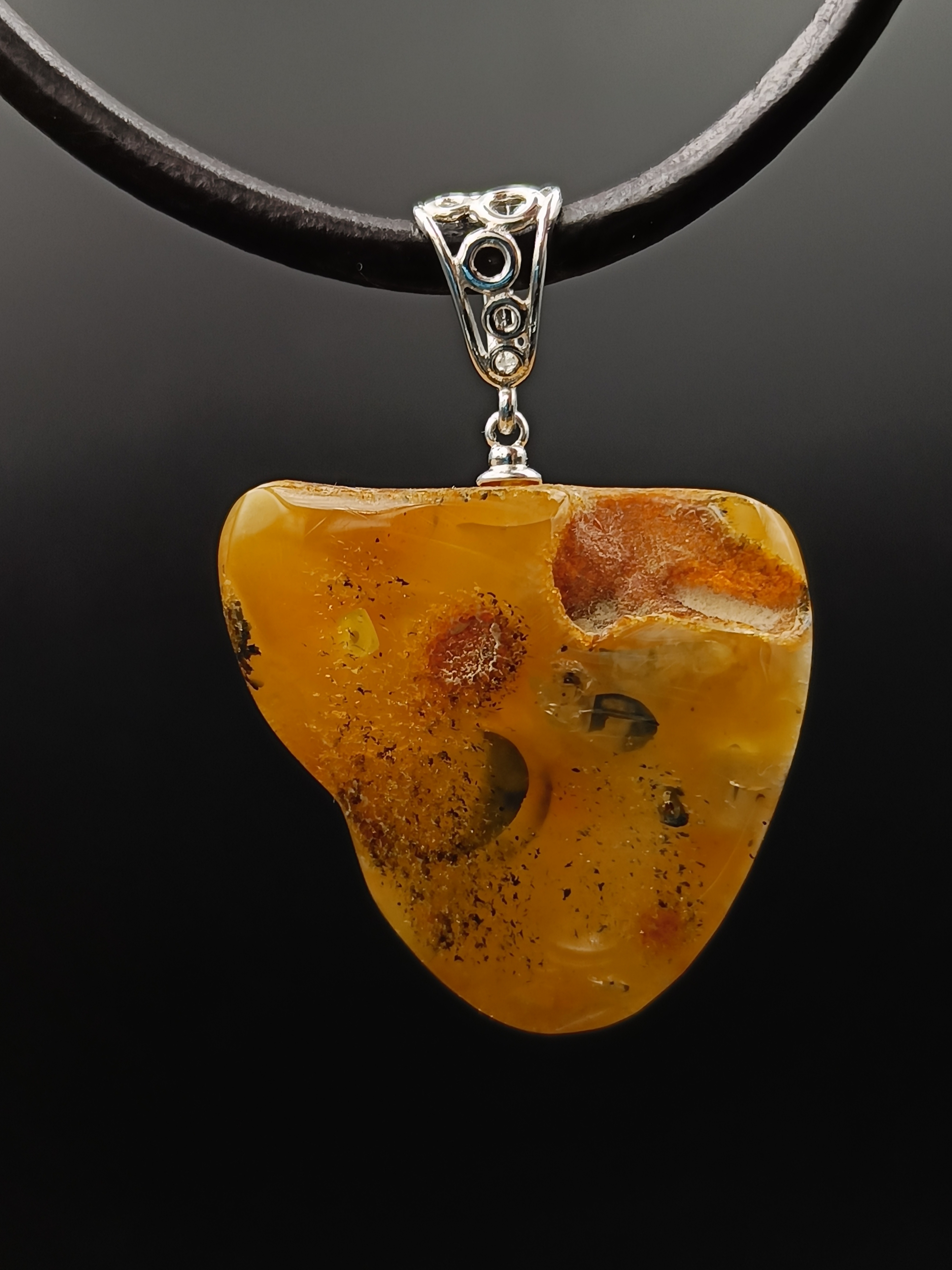 Wisiorek. Naturalny bursztyn bałtycki i srebro próby 925. Unikat.