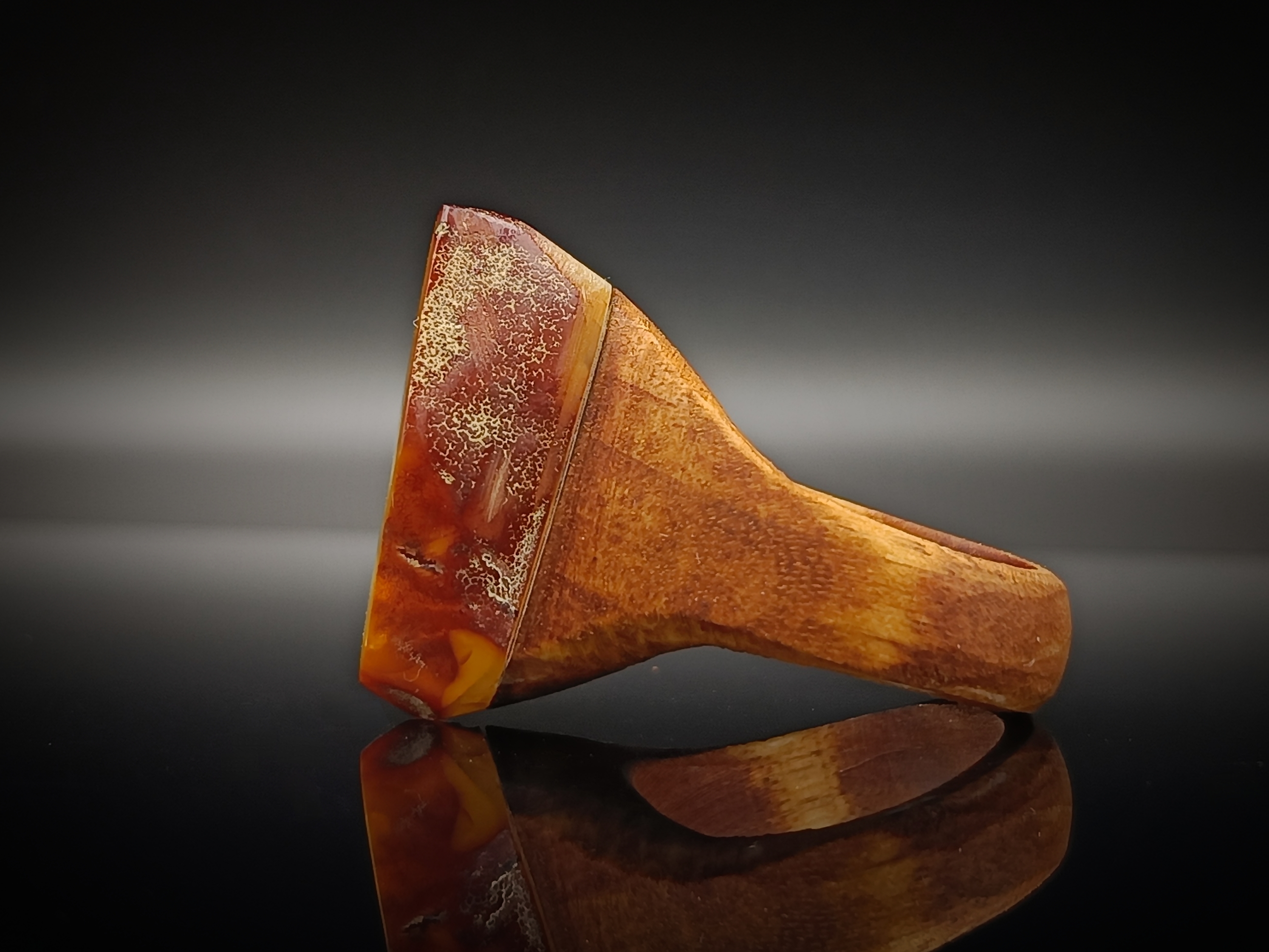 Pierścionek. Bursztyn bałtycki i drewno.