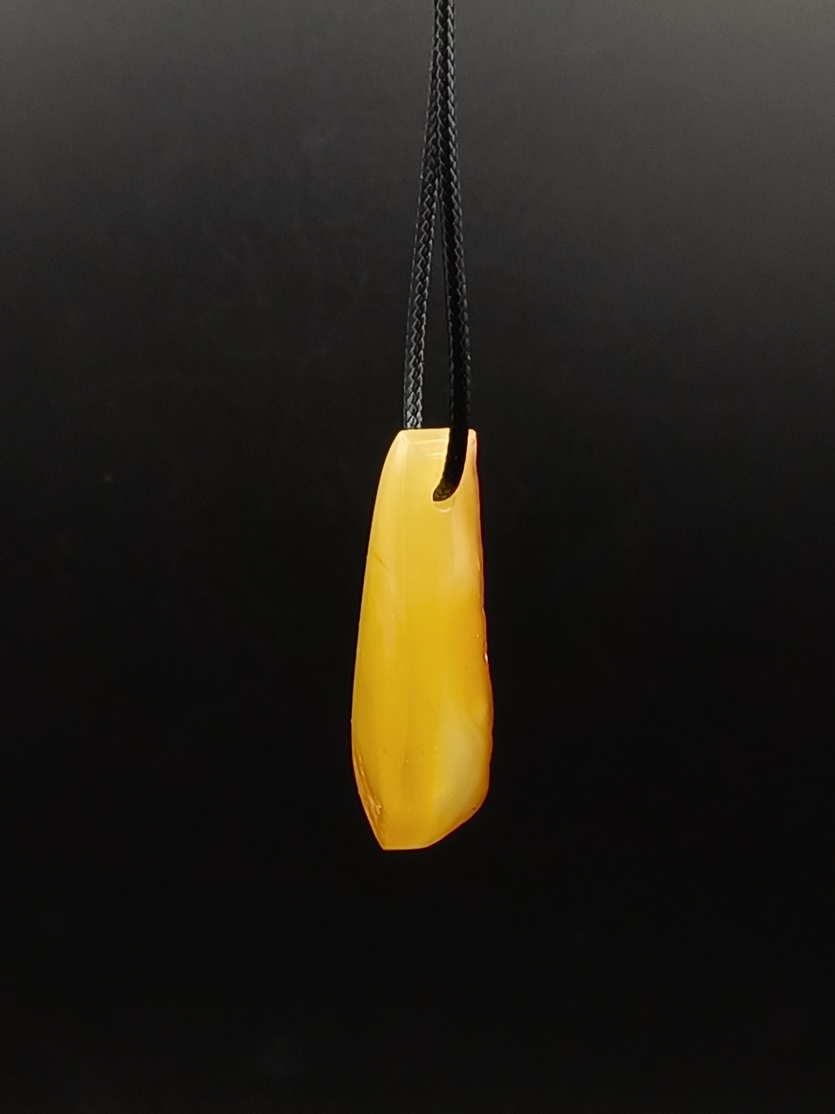 Wisiorek. Naturalny bursztyn bałtycki.