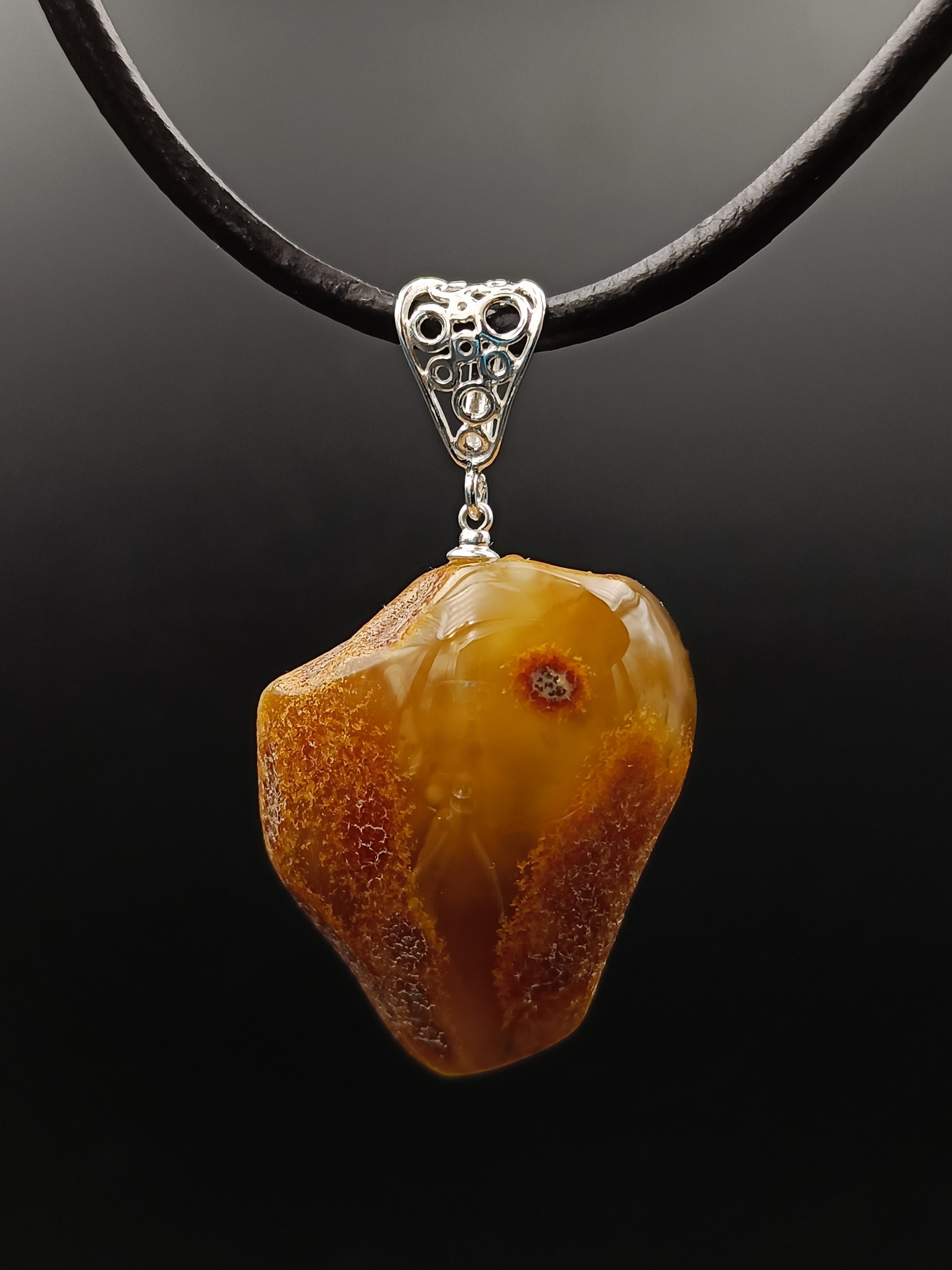 Wisiorek. Naturalny bursztyn bałtycki i srebro próby 925. Unikat.