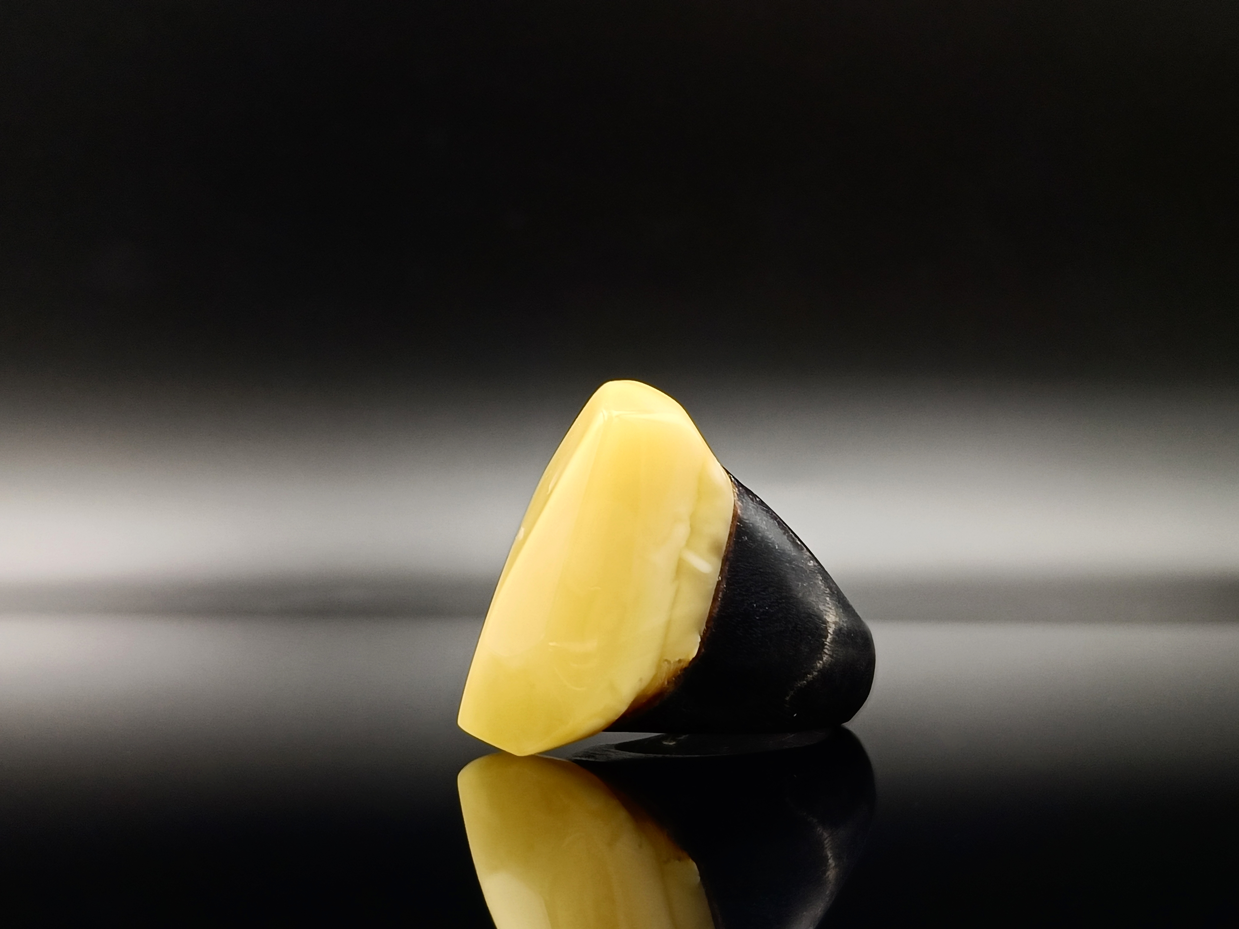 Pierścionek. Bursztyn bałtycki i drewno.