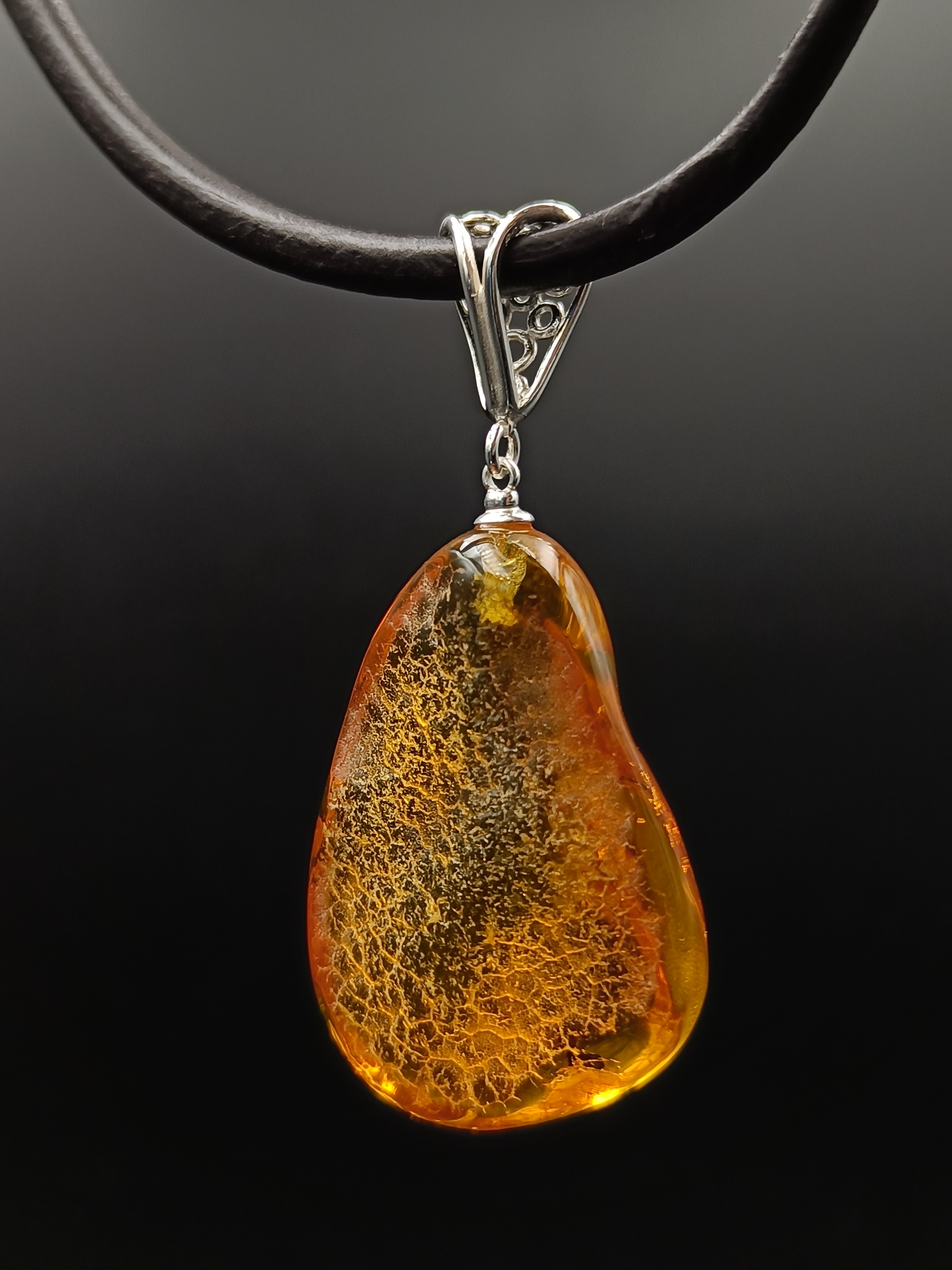 Wisiorek. Naturalny bursztyn bałtycki i srebro próby 925. Unikat.