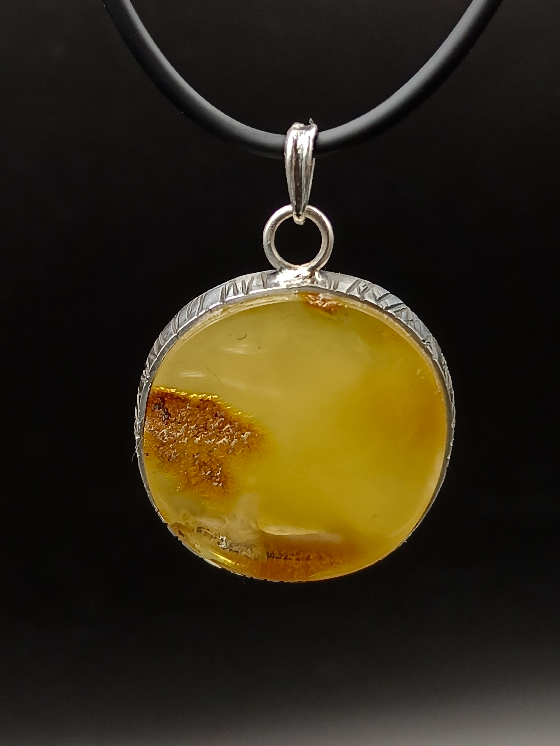 Wisiorek. Naturalny bursztyn bałtycki i srebro próby 925. Unikat.