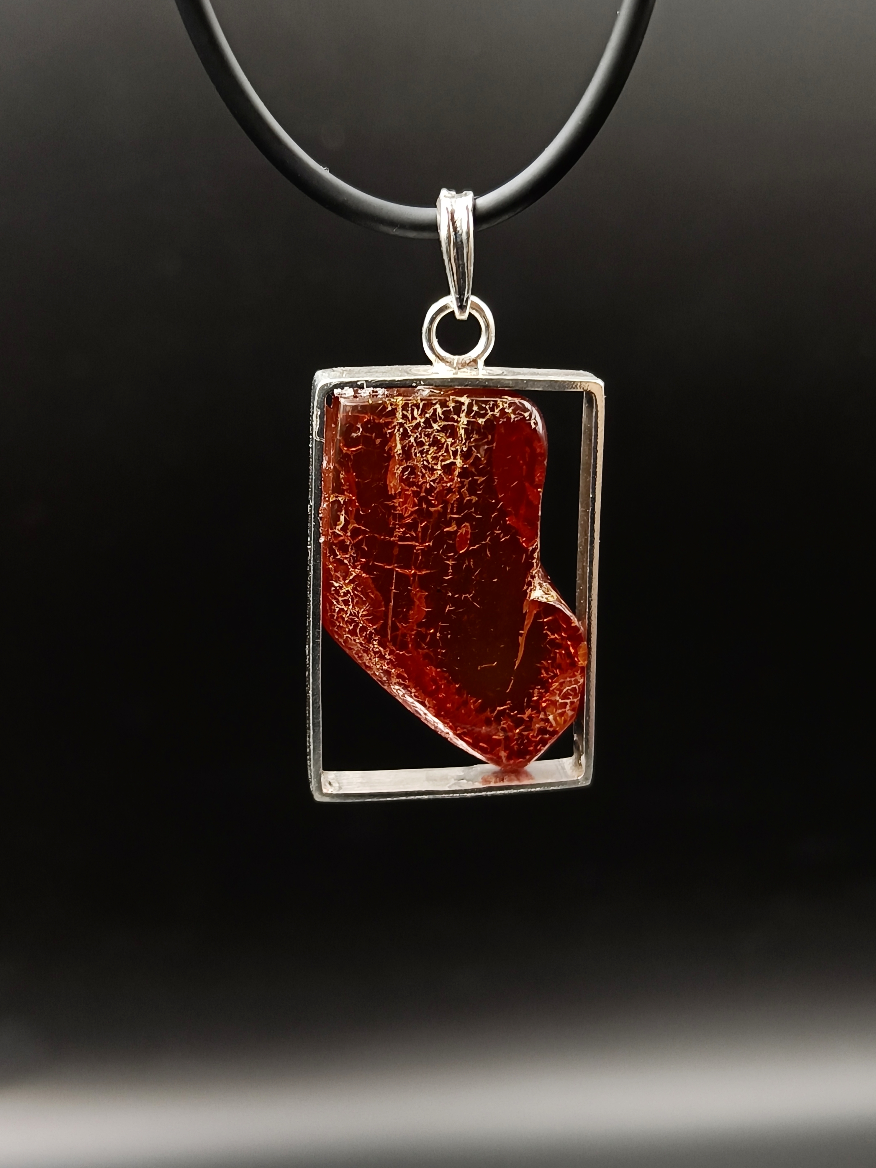 Wisiorek. Naturalny bursztyn bałtycki i srebro próby 925. Unikat.