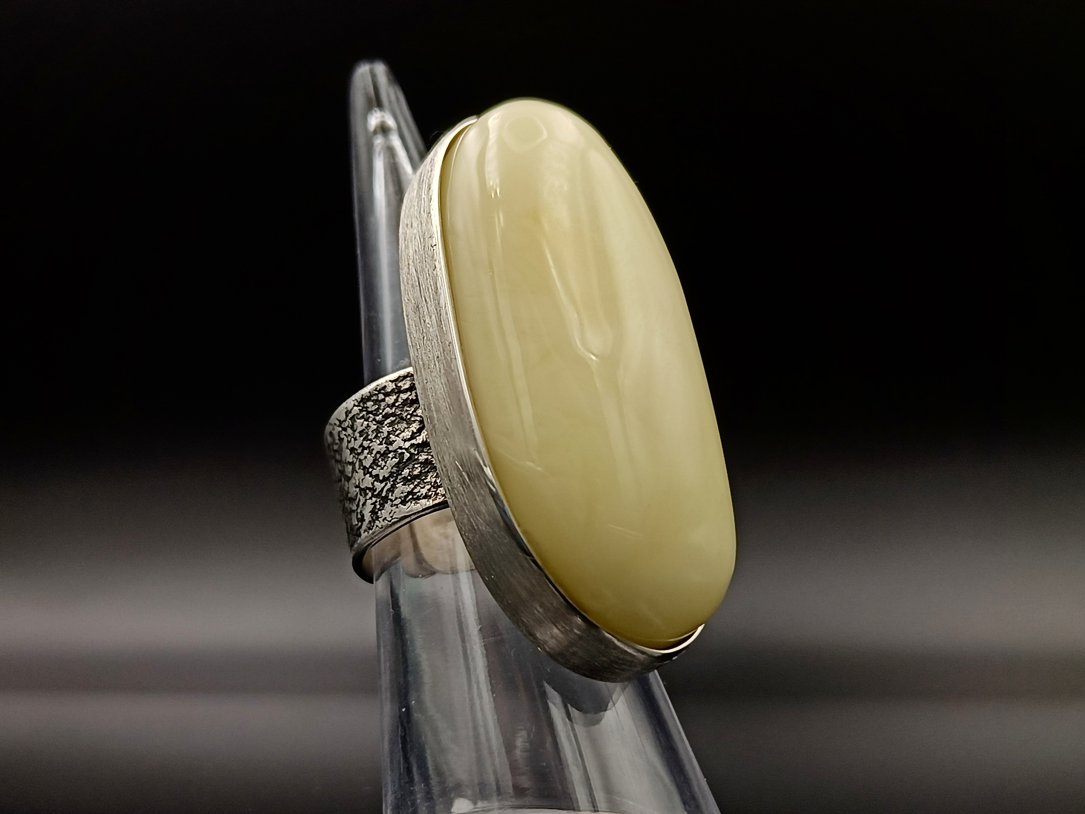 Pierścionek. Biały bursztyn bałtycki i srebro próby 925. Unikat.