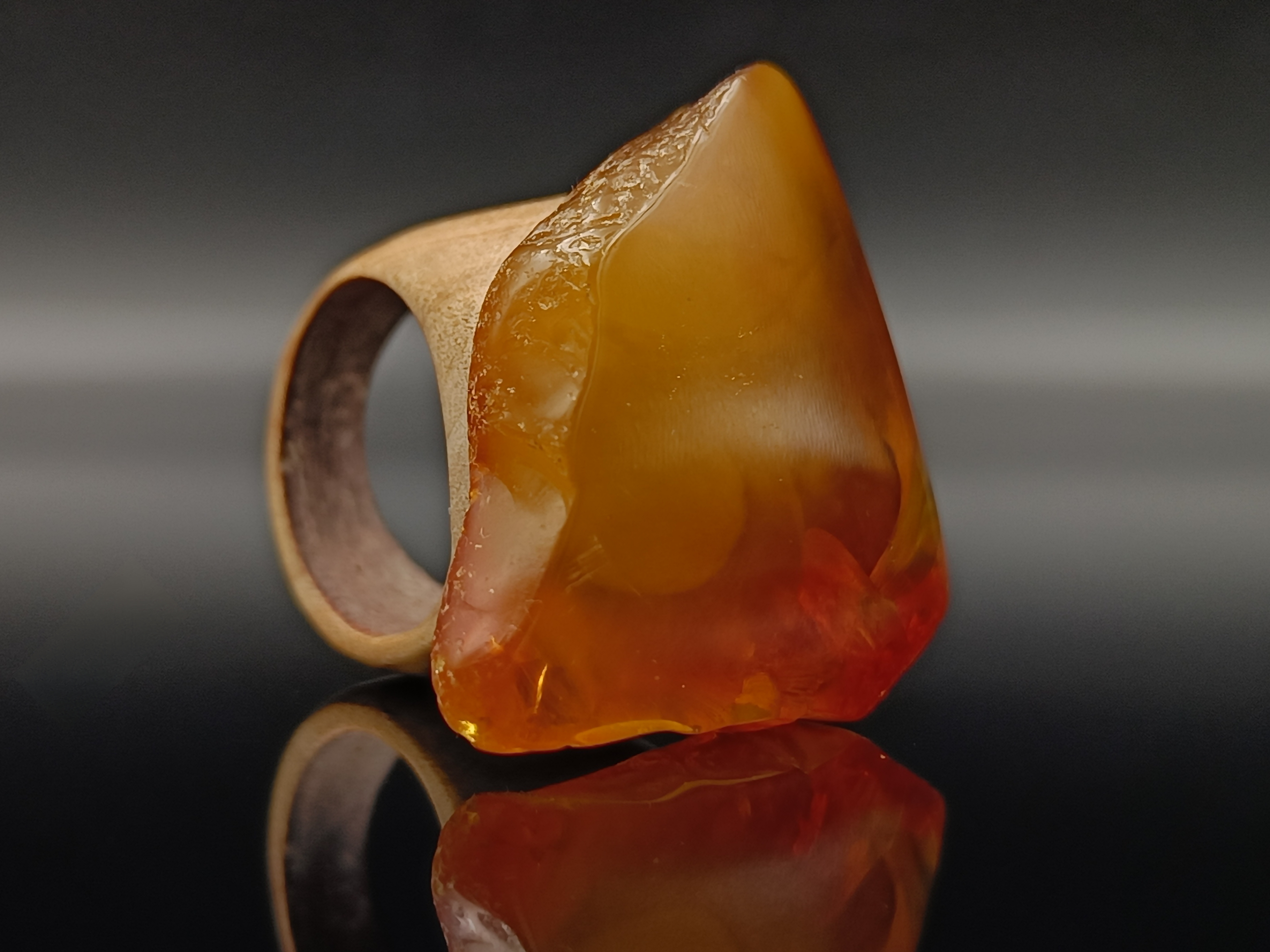 Pierścionek. Bursztyn bałtycki i drewno.