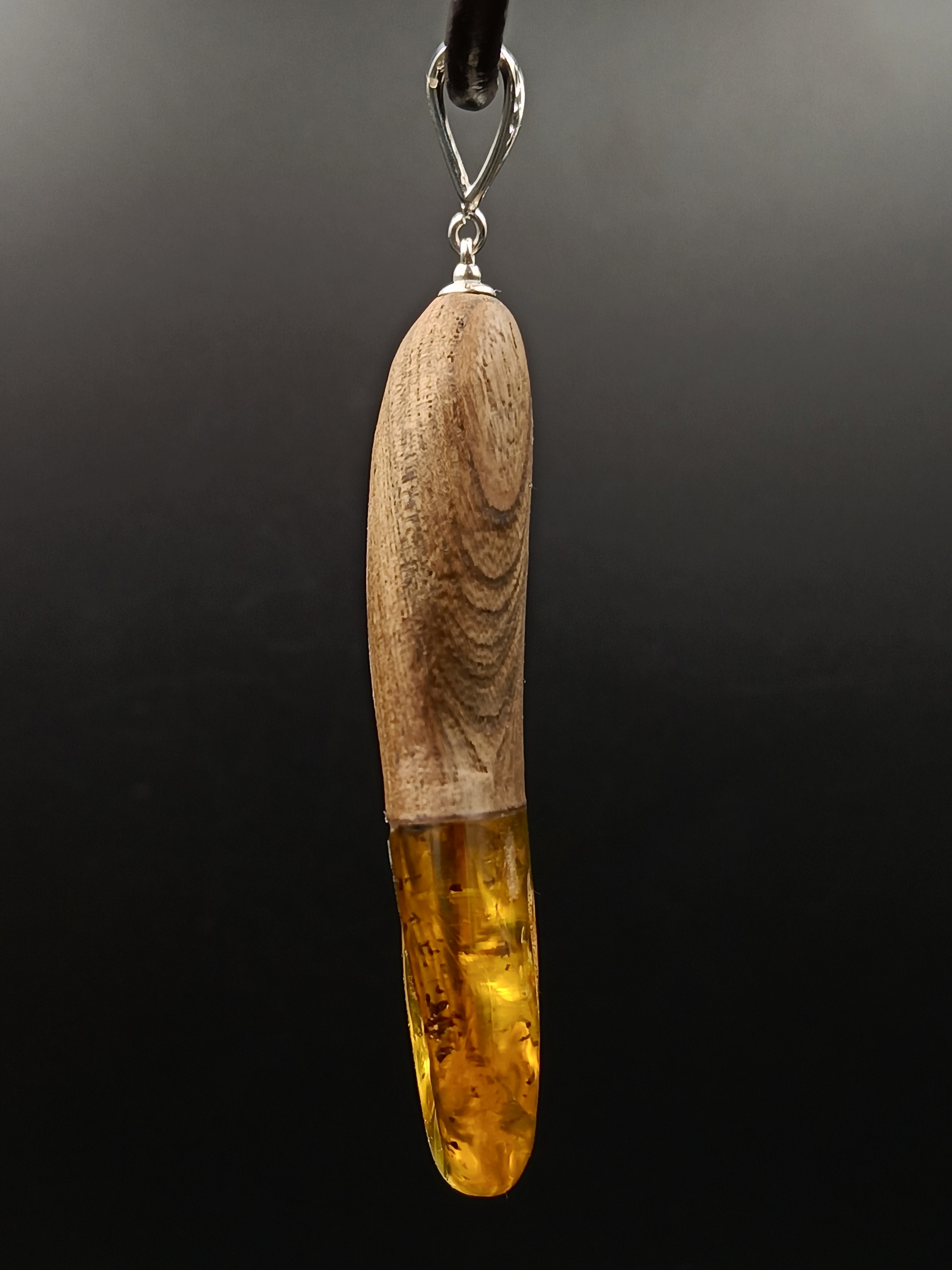Wisior. Naturalny bursztyn bałtycki, drewno i srebro próby 925. Unikat.