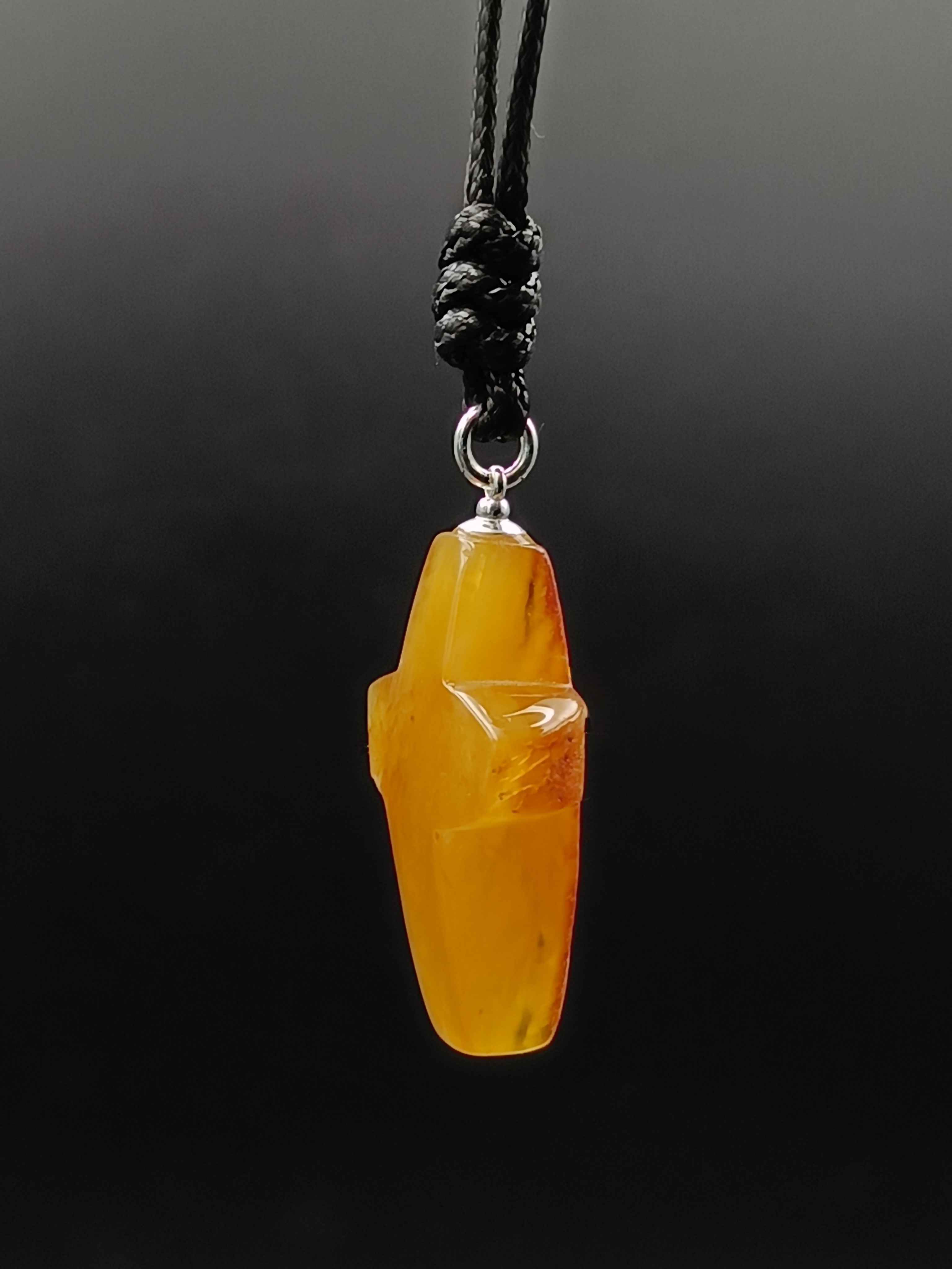 Wisiorek krzyżyk. Naturalny bursztyn bałtycki i srebro 925.