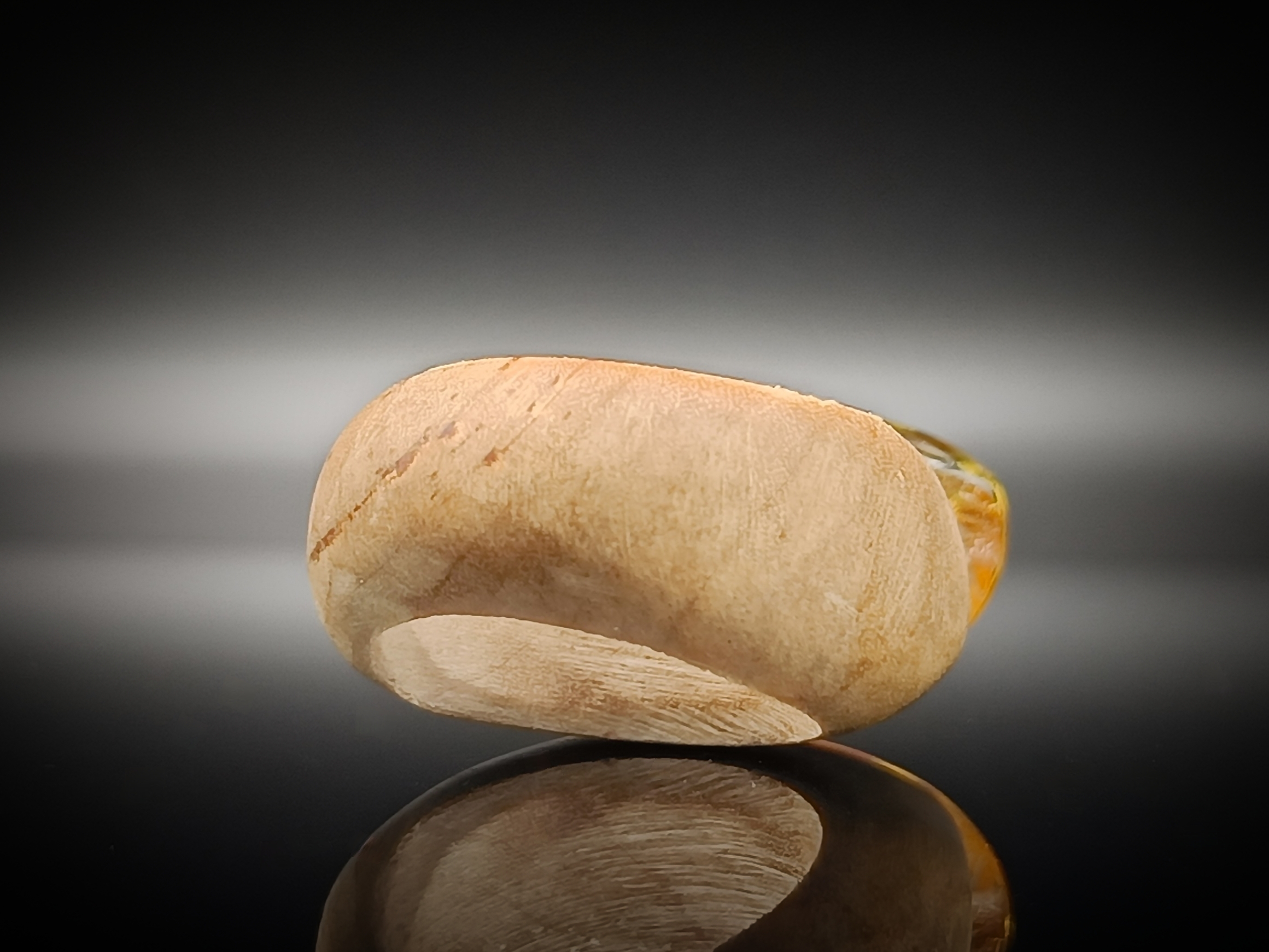 Pierścionek. Bursztyn bałtycki i drewno.