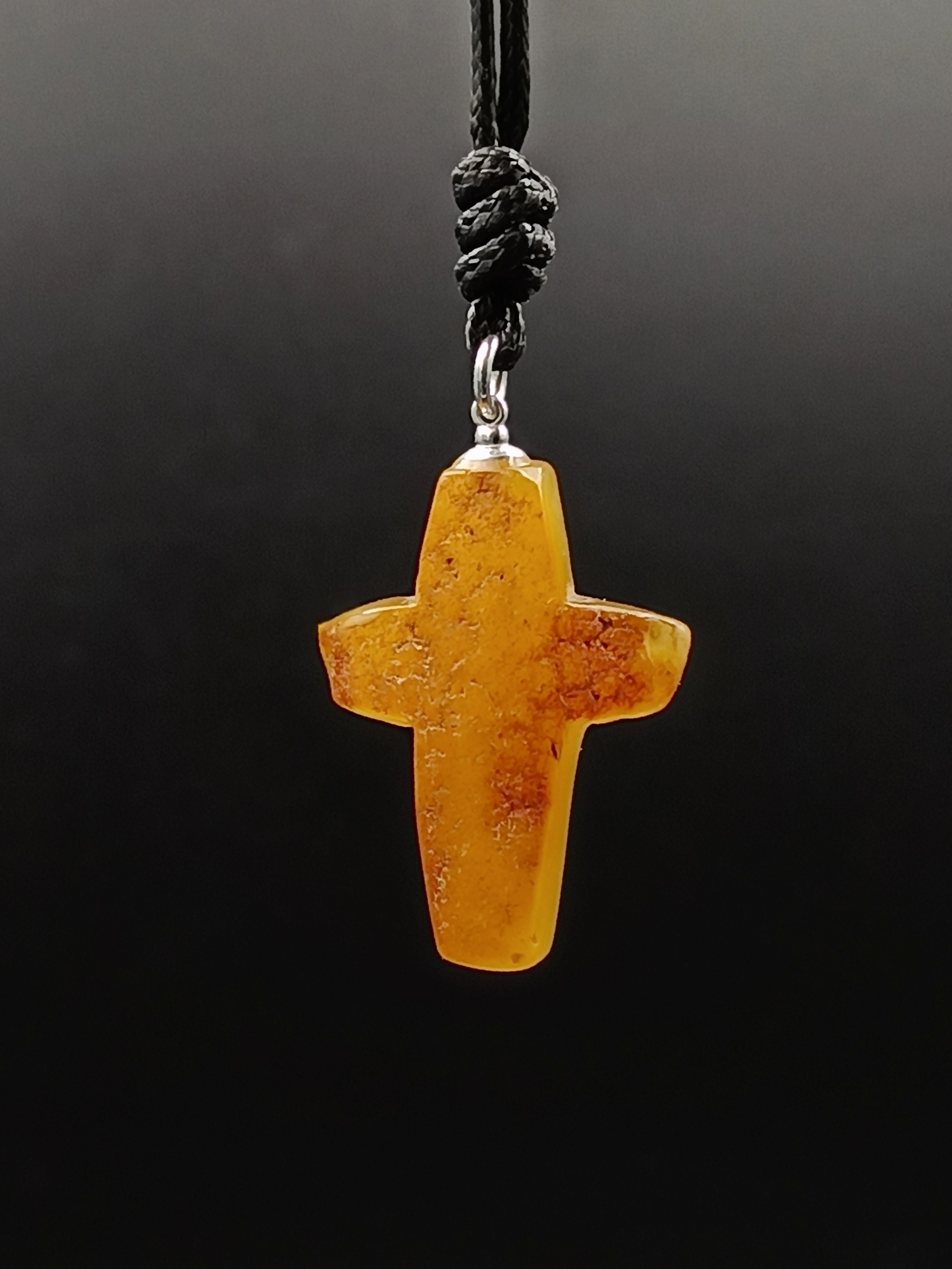 Wisiorek krzyżyk. Naturalny bursztyn bałtycki i srebro 925.