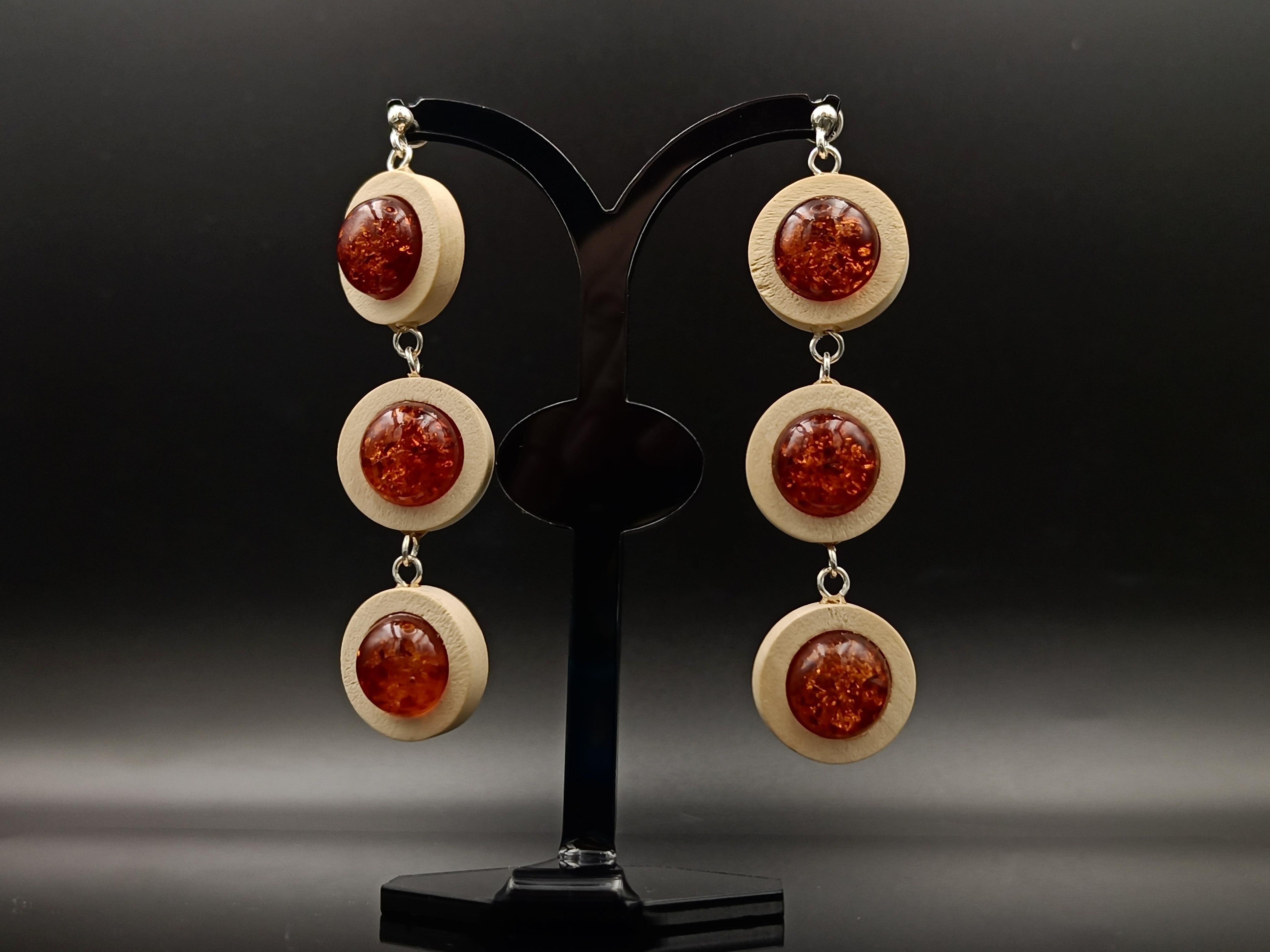 Kolczyki. Bursztyn bałtycki, drewno i srebro próby 925. Pudełko gratis.