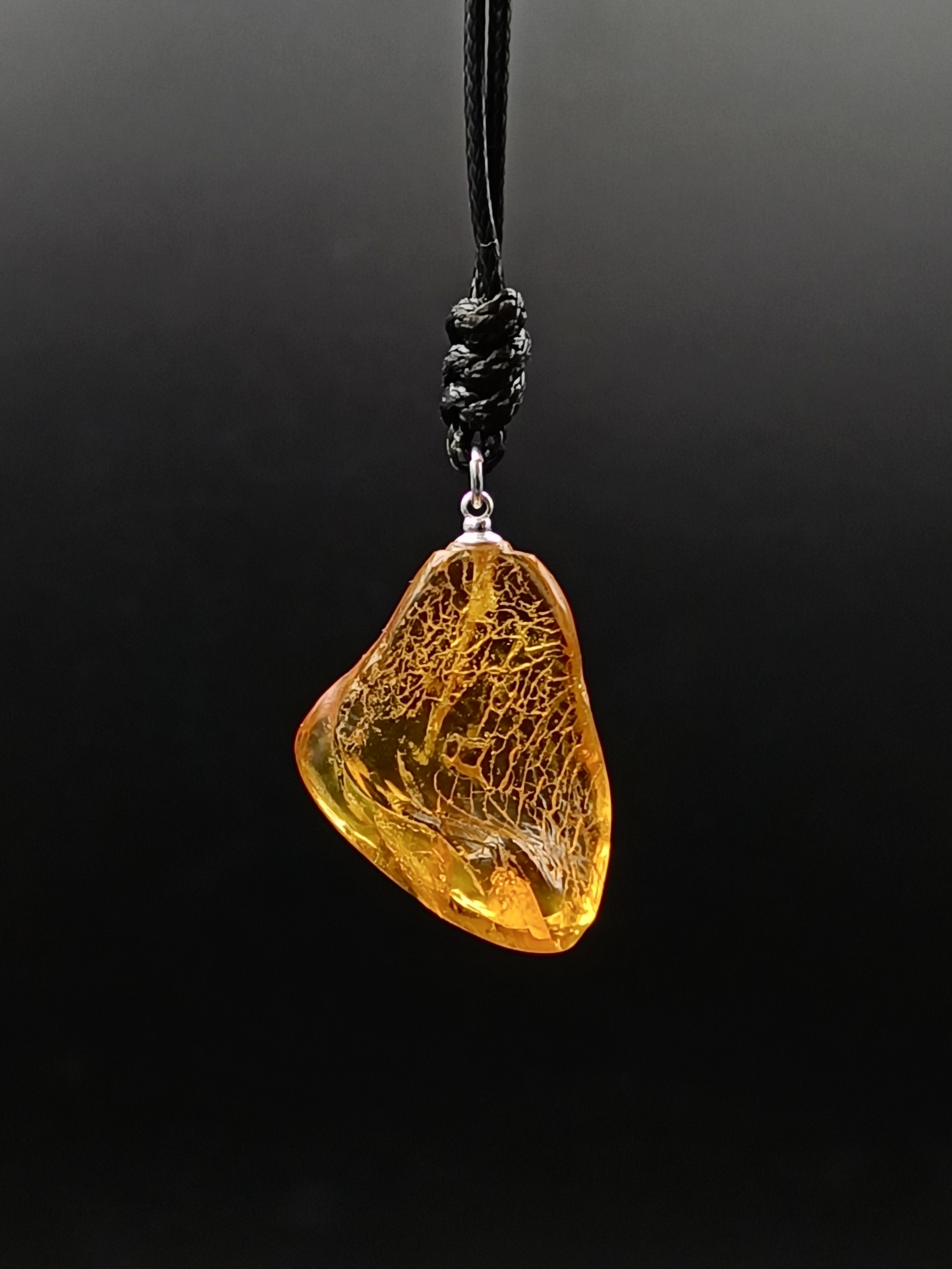 Wisiorek. Naturalny bursztyn bałtycki i srebro 925.