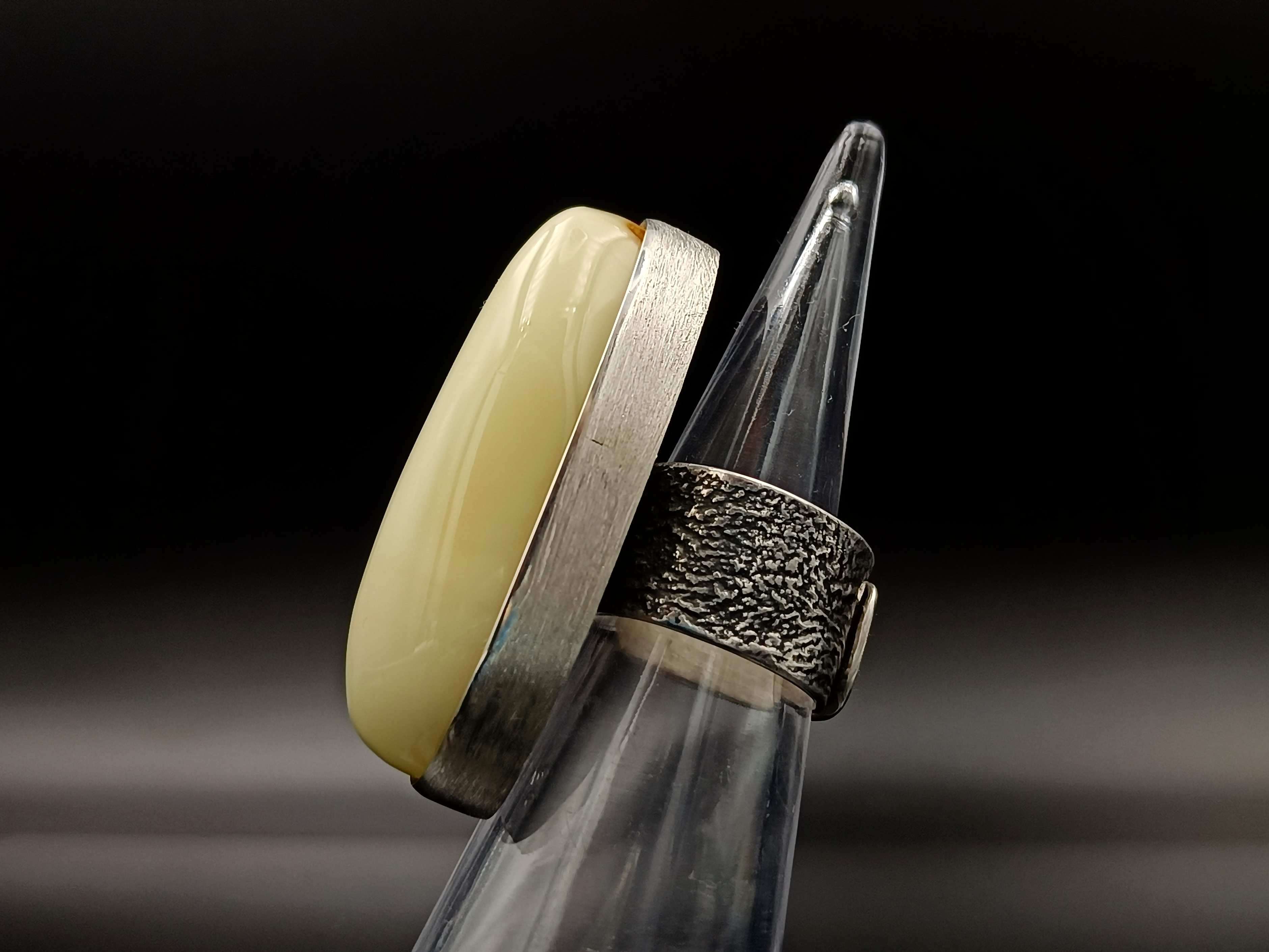 Pierścionek. Biały bursztyn bałtycki i srebro próby 925. Unikat.