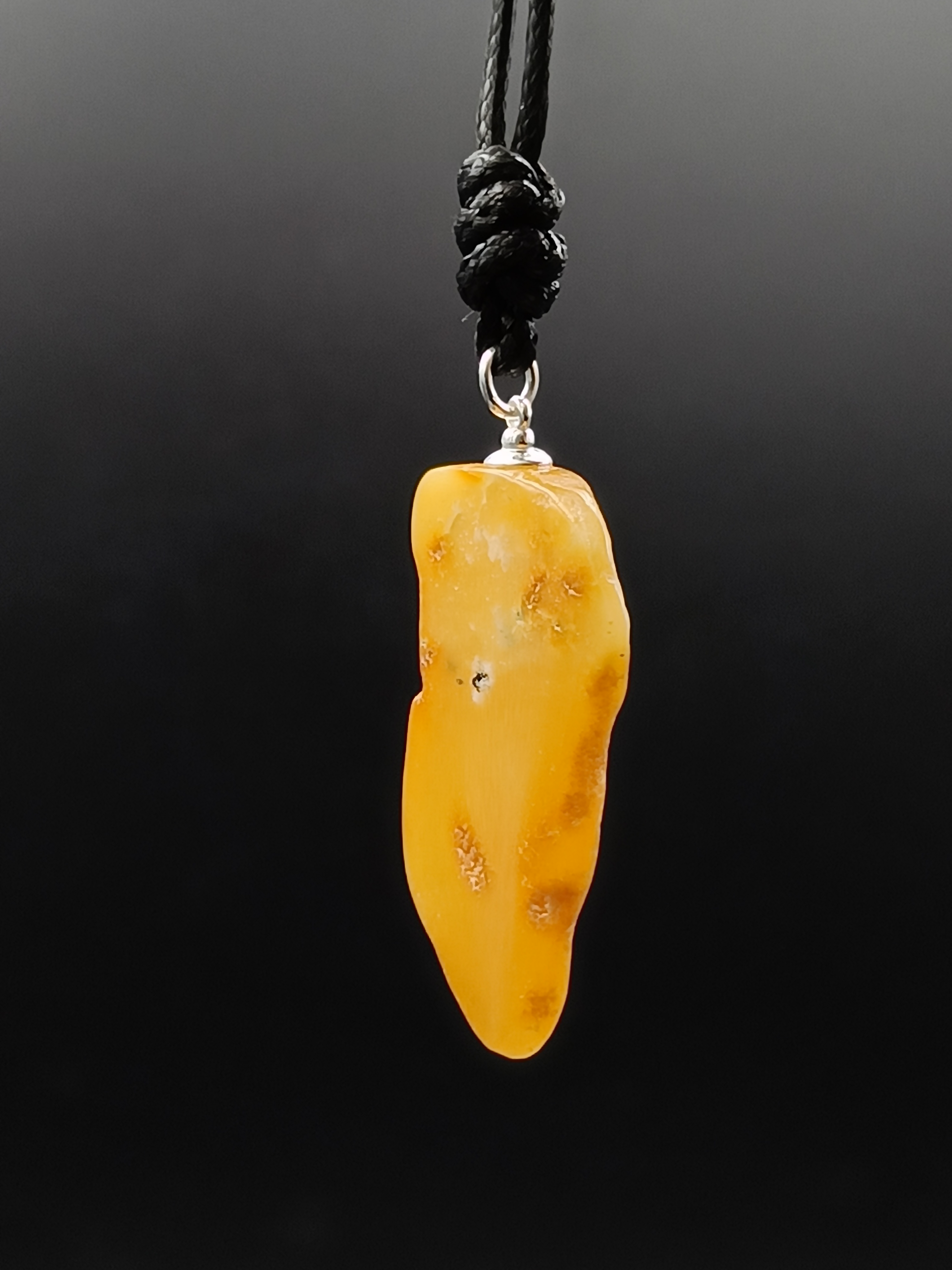 Wisiorek. Naturalny bursztyn bałtycki i srebro 925.