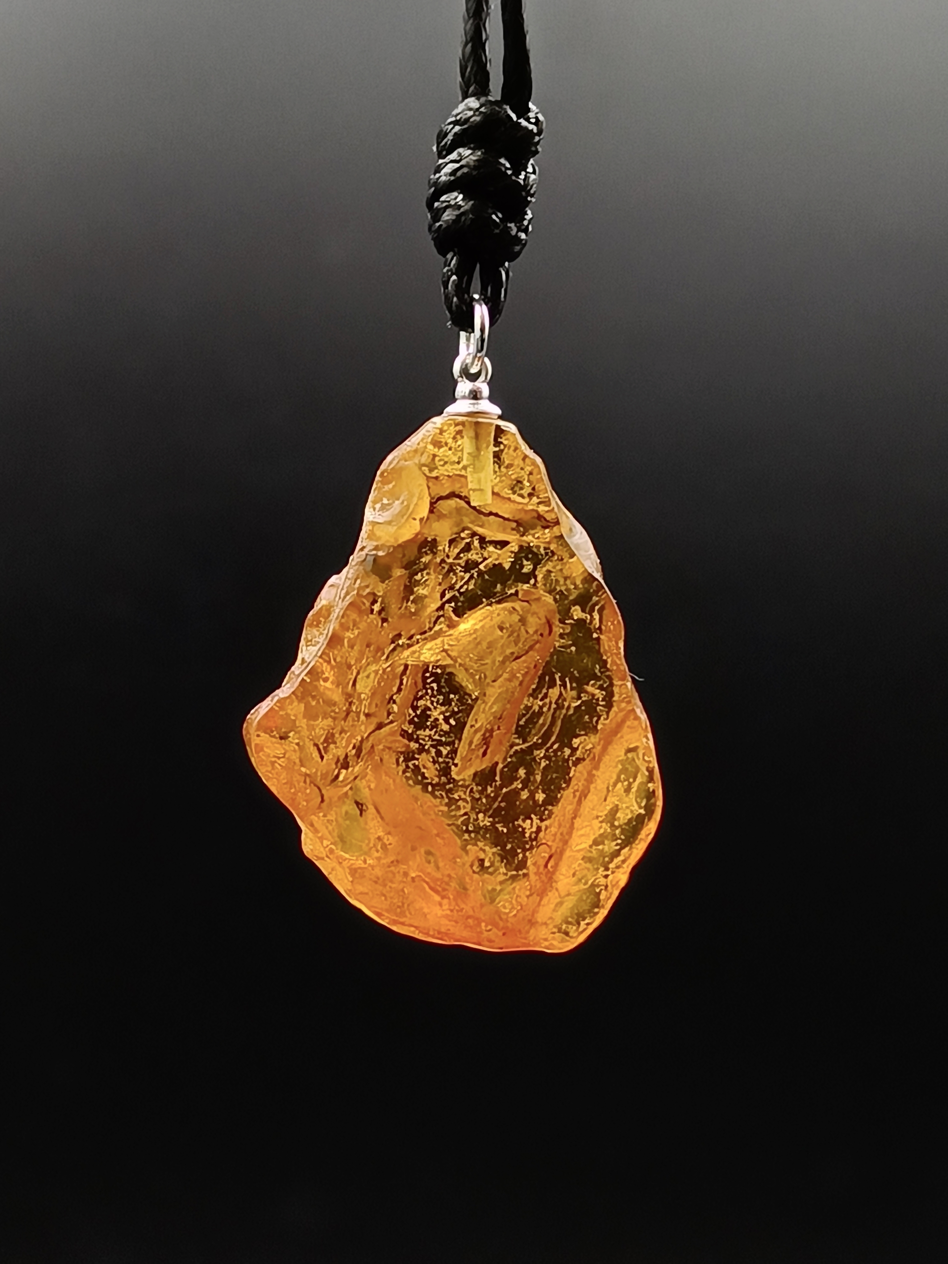 Wisiorek. Naturalny bursztyn bałtycki i srebro 925.