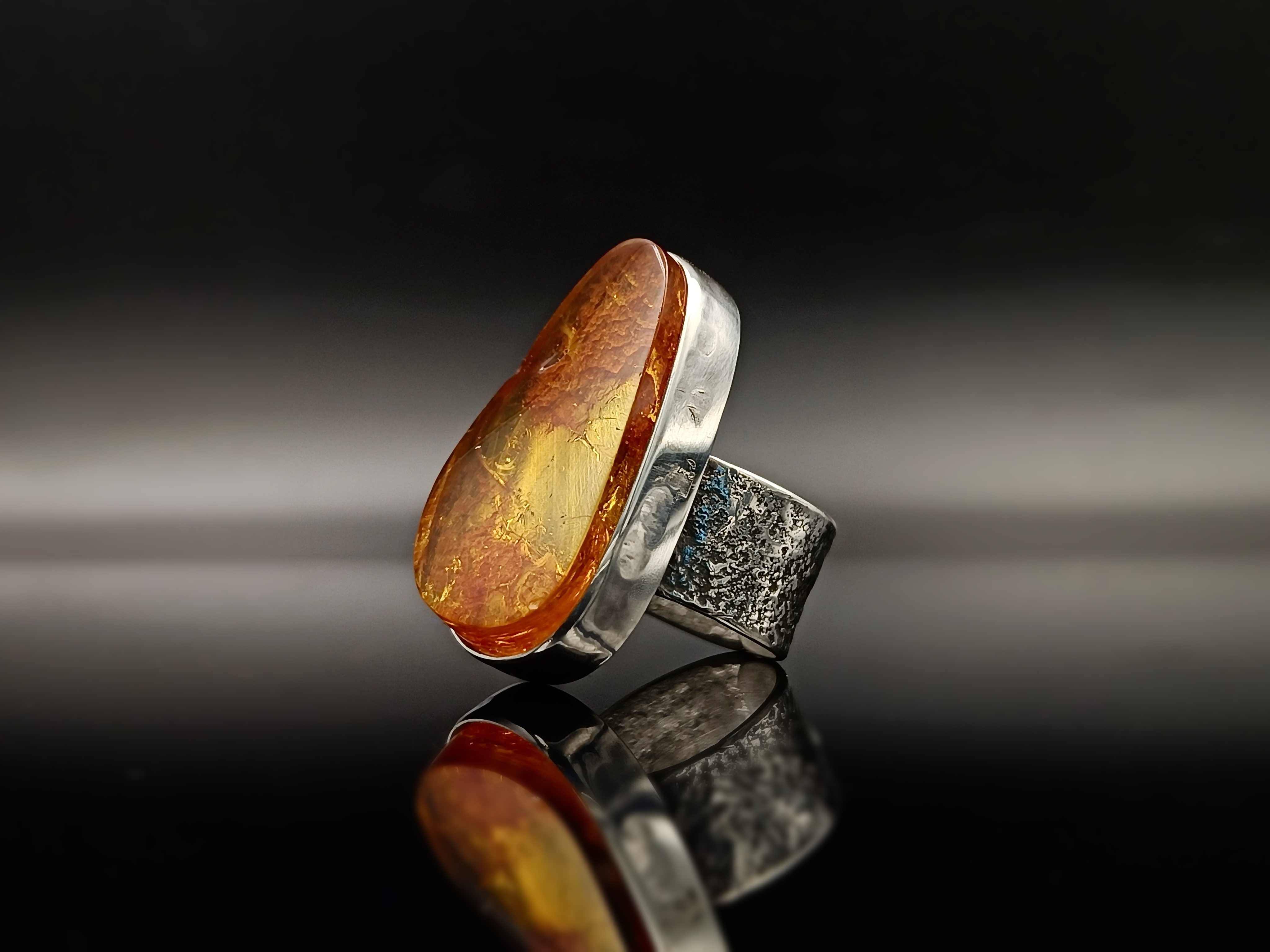 Pierścionek. Bursztyn bałtycki i srebro próby 925. Unikat.