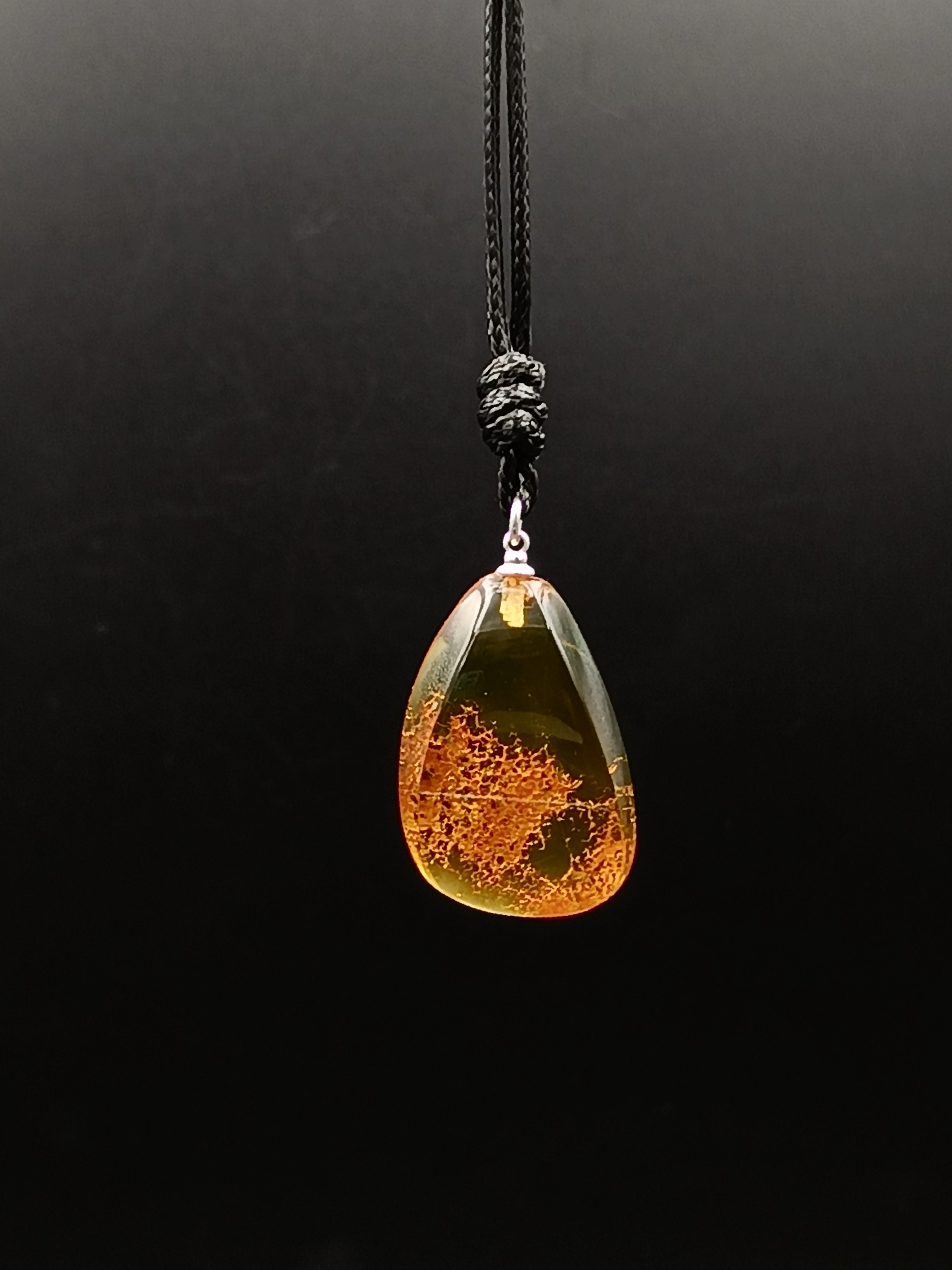 Wisiorek. Naturalny bursztyn bałtycki i srebro 925.