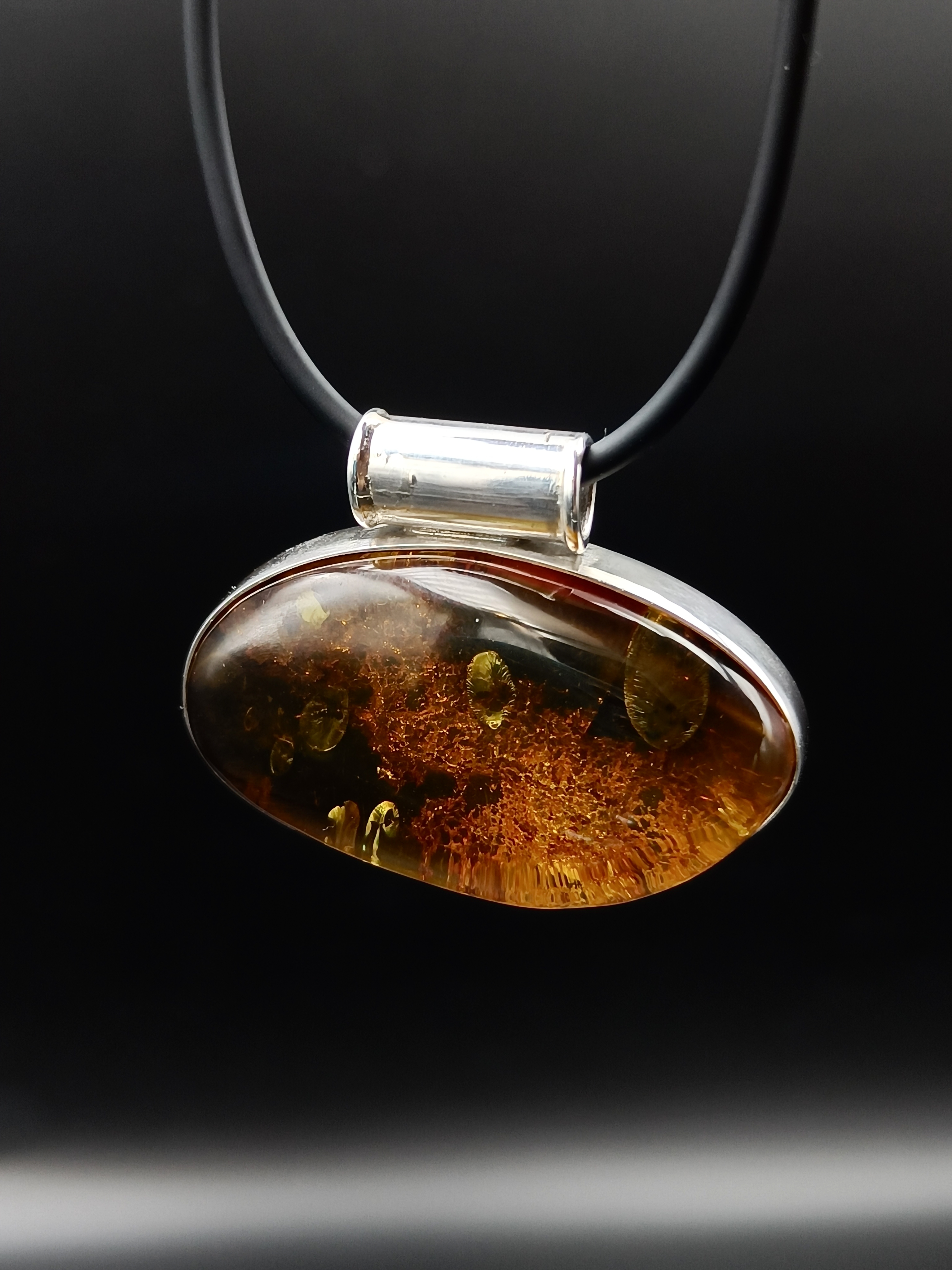 Wisior. Naturalny bursztyn bałtycki i srebro próby 925. Unikat.