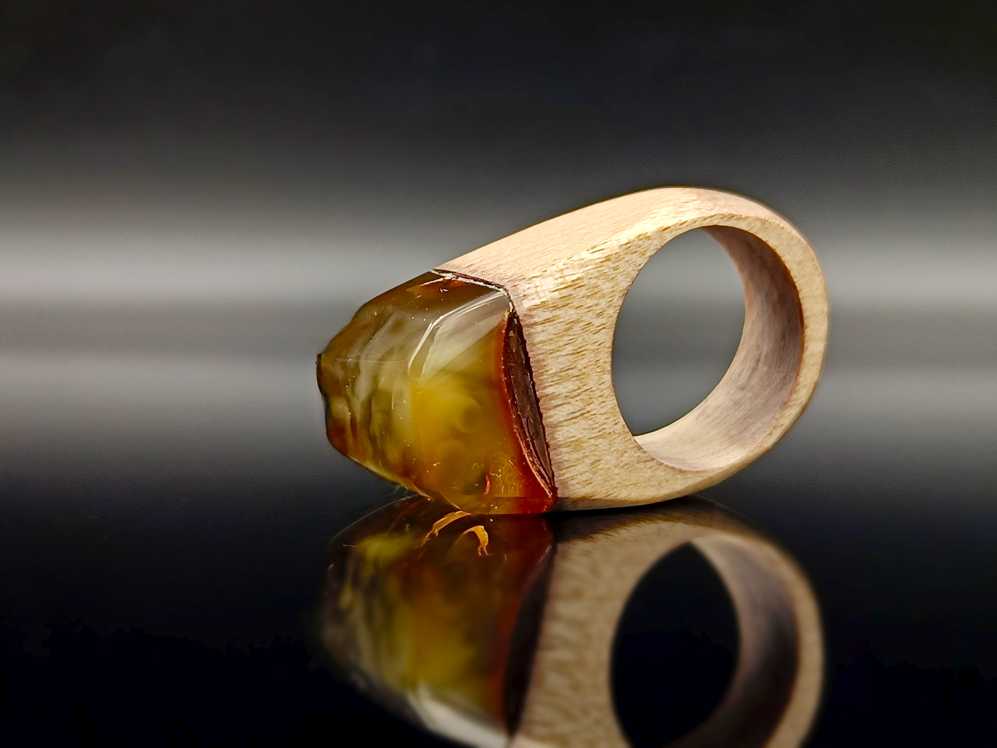 Pierścionek. Bursztyn bałtycki i drewno.