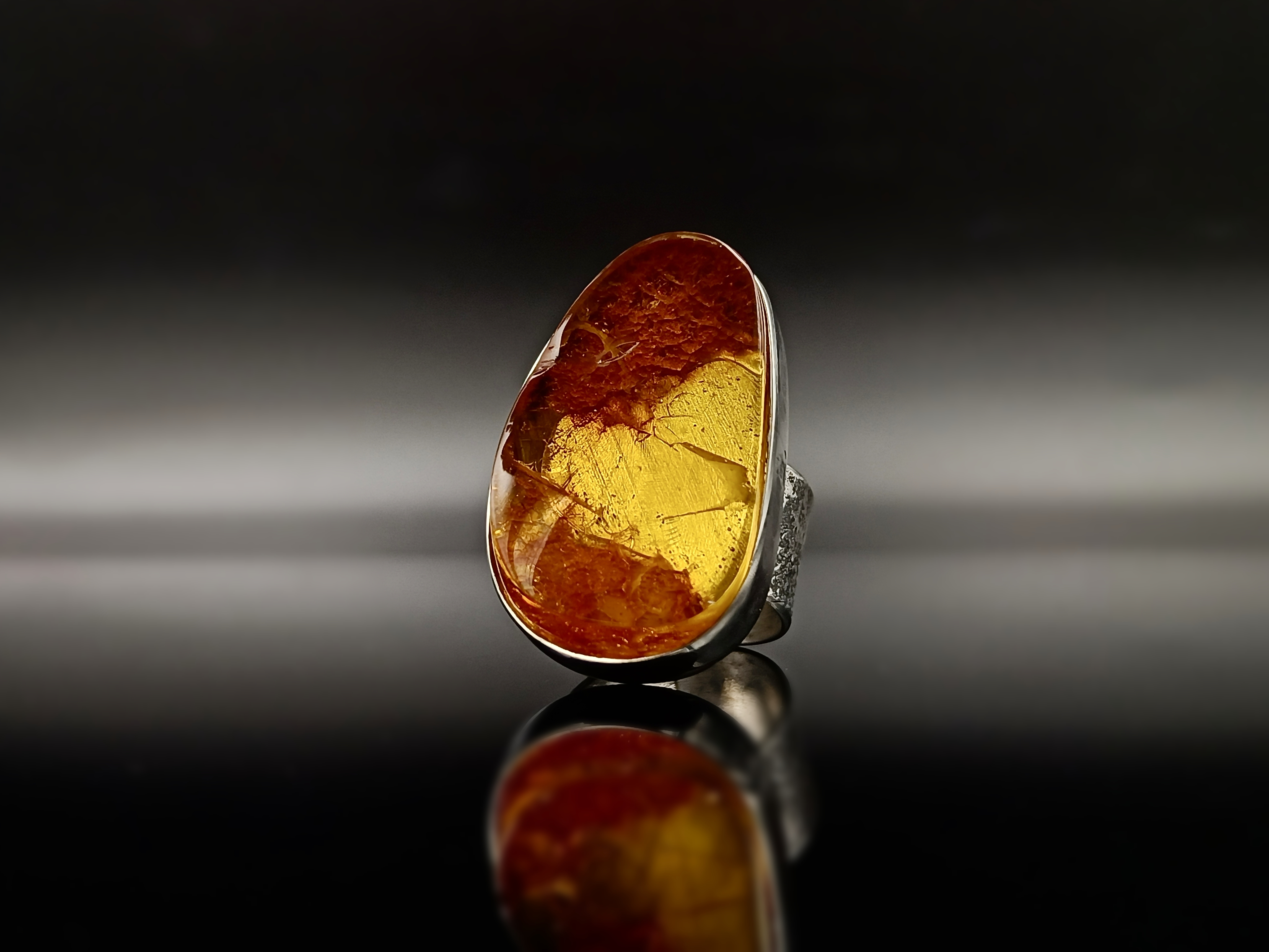 Pierścionek. Bursztyn bałtycki i srebro próby 925. Unikat.
