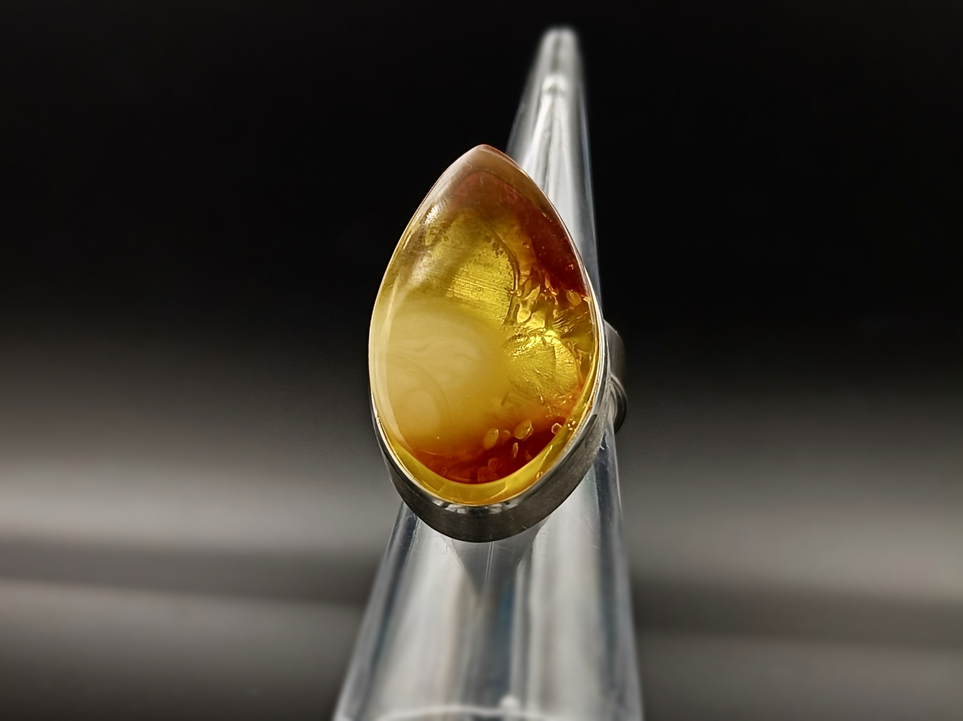 Pierścionek. Bursztyn bałtycki i srebro próby 925. Unikat.