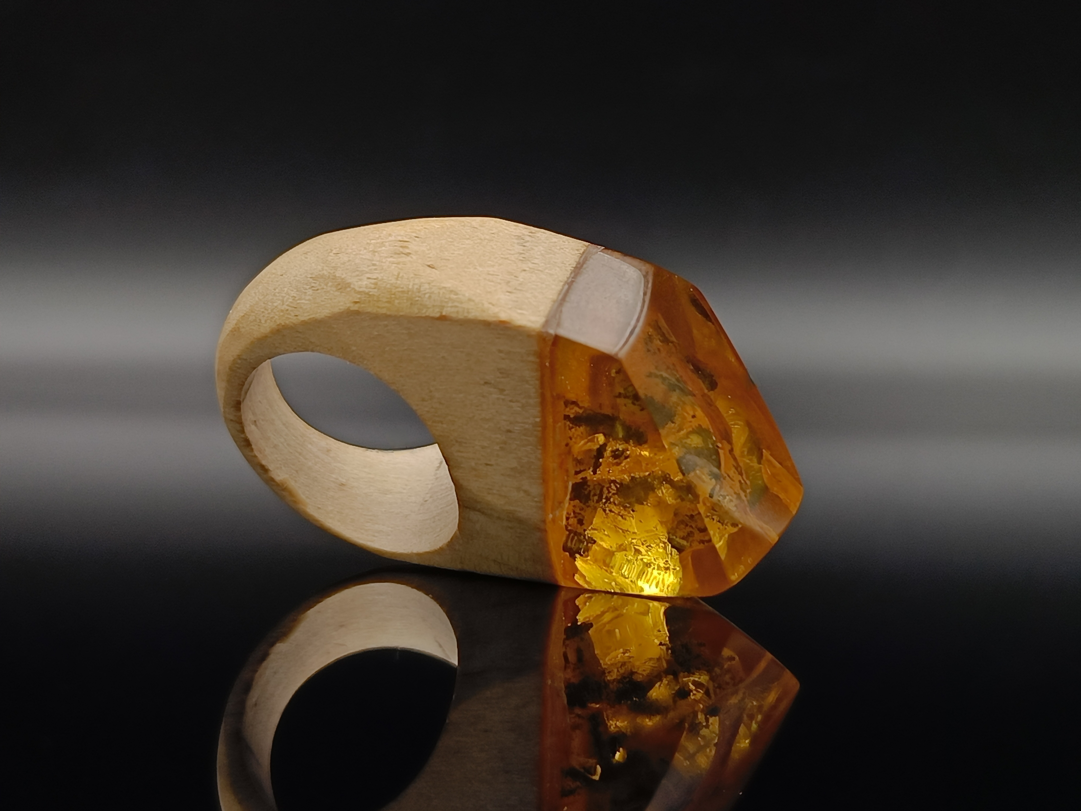 Pierścionek. Bursztyn bałtycki i drewno.