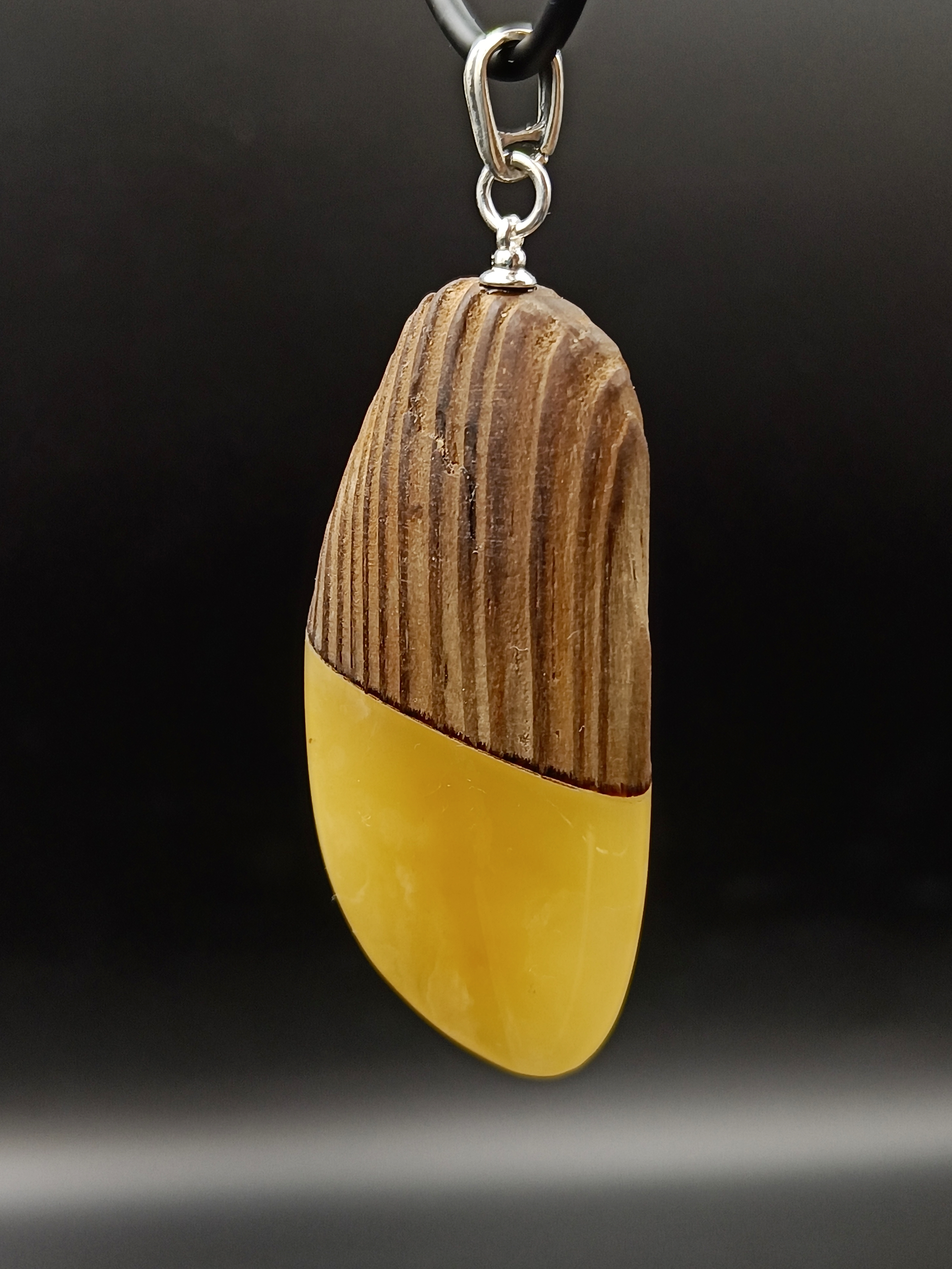 Wisior. Naturalny bursztyn bałtycki, drewno i srebro próby 925. Unikat.