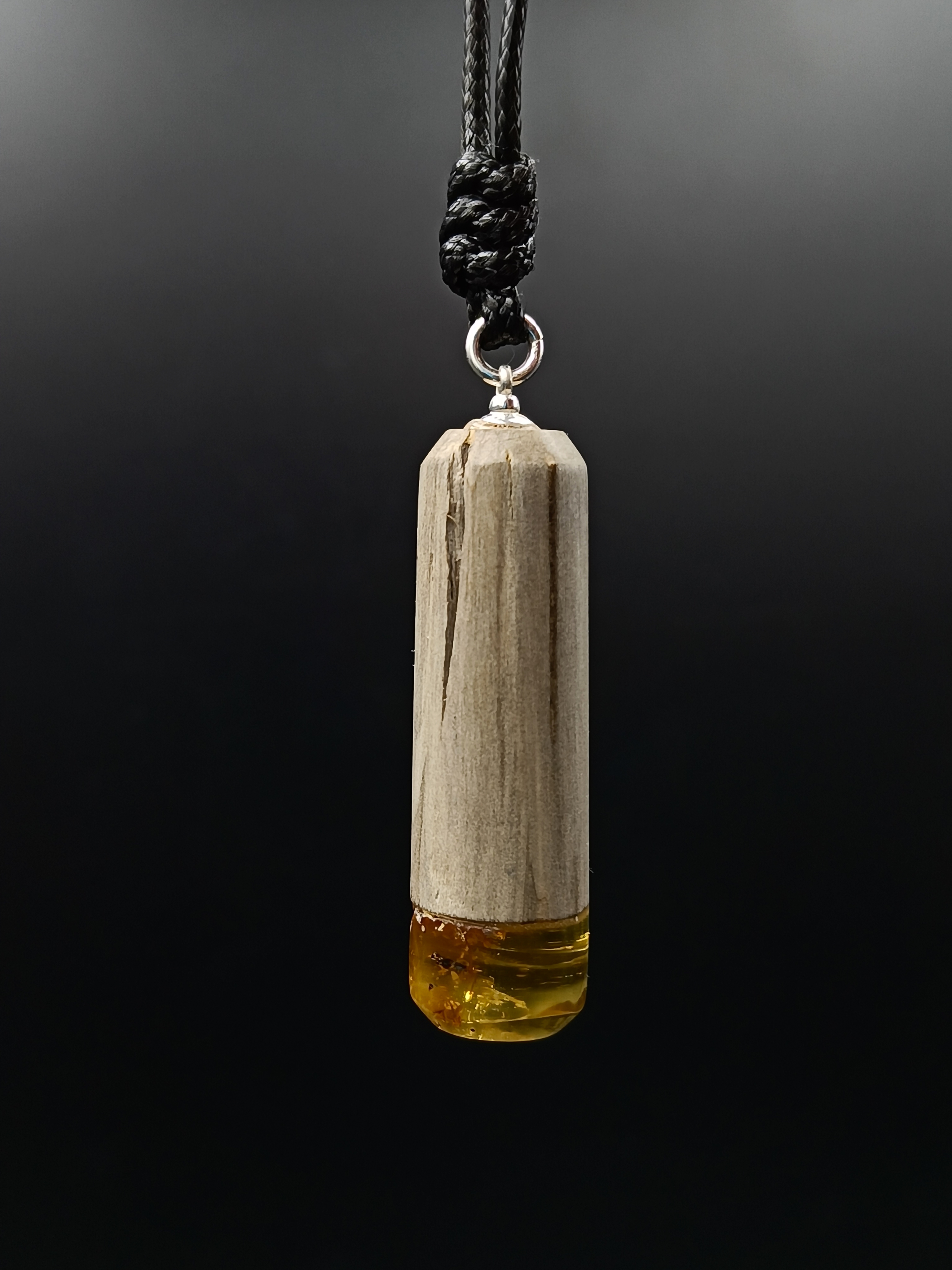 Wisiorek. Naturalny bursztyn bałtycki, drewno i srebro 925.