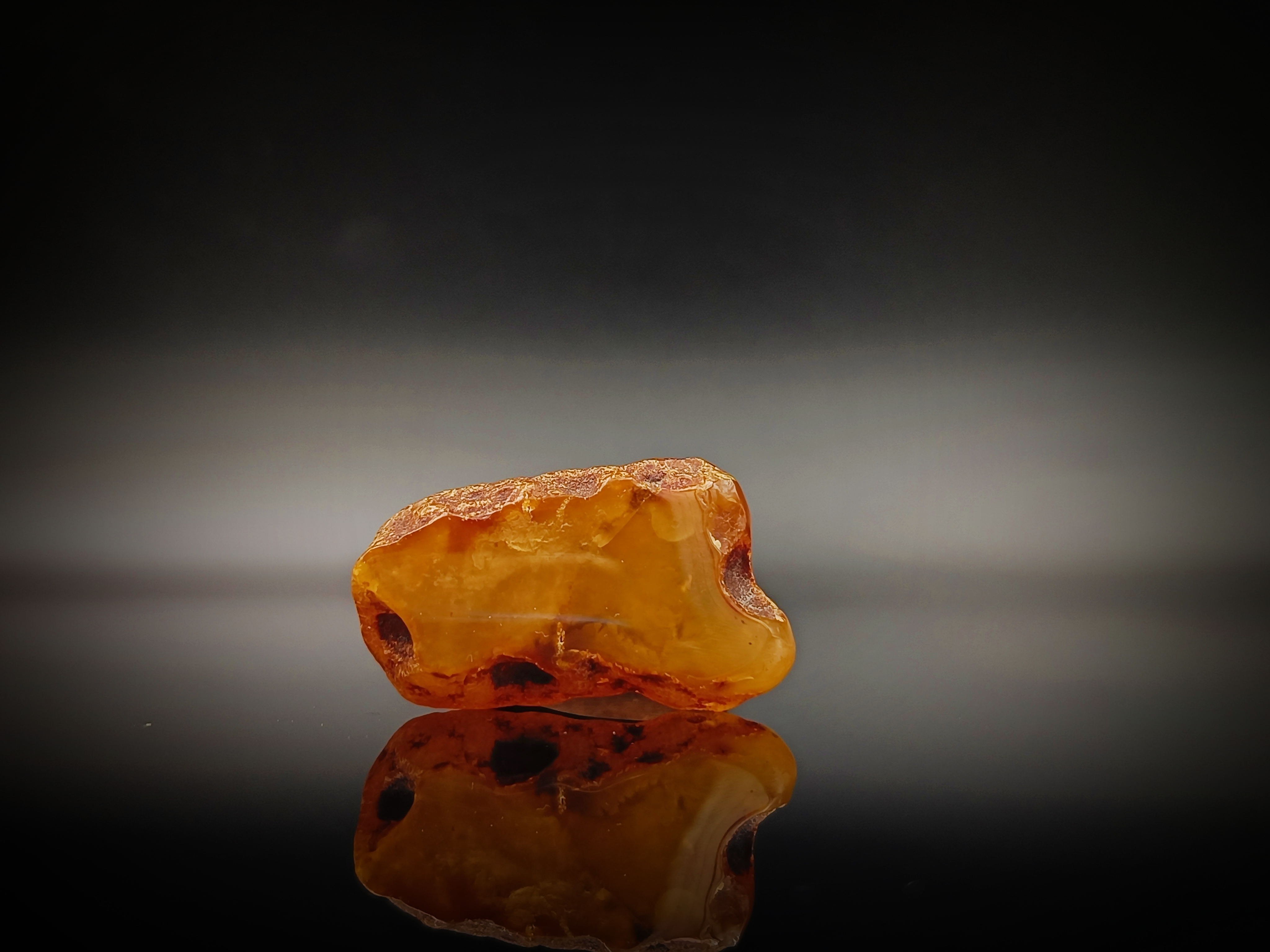 Pierścionek. Bursztyn bałtycki i drewno.