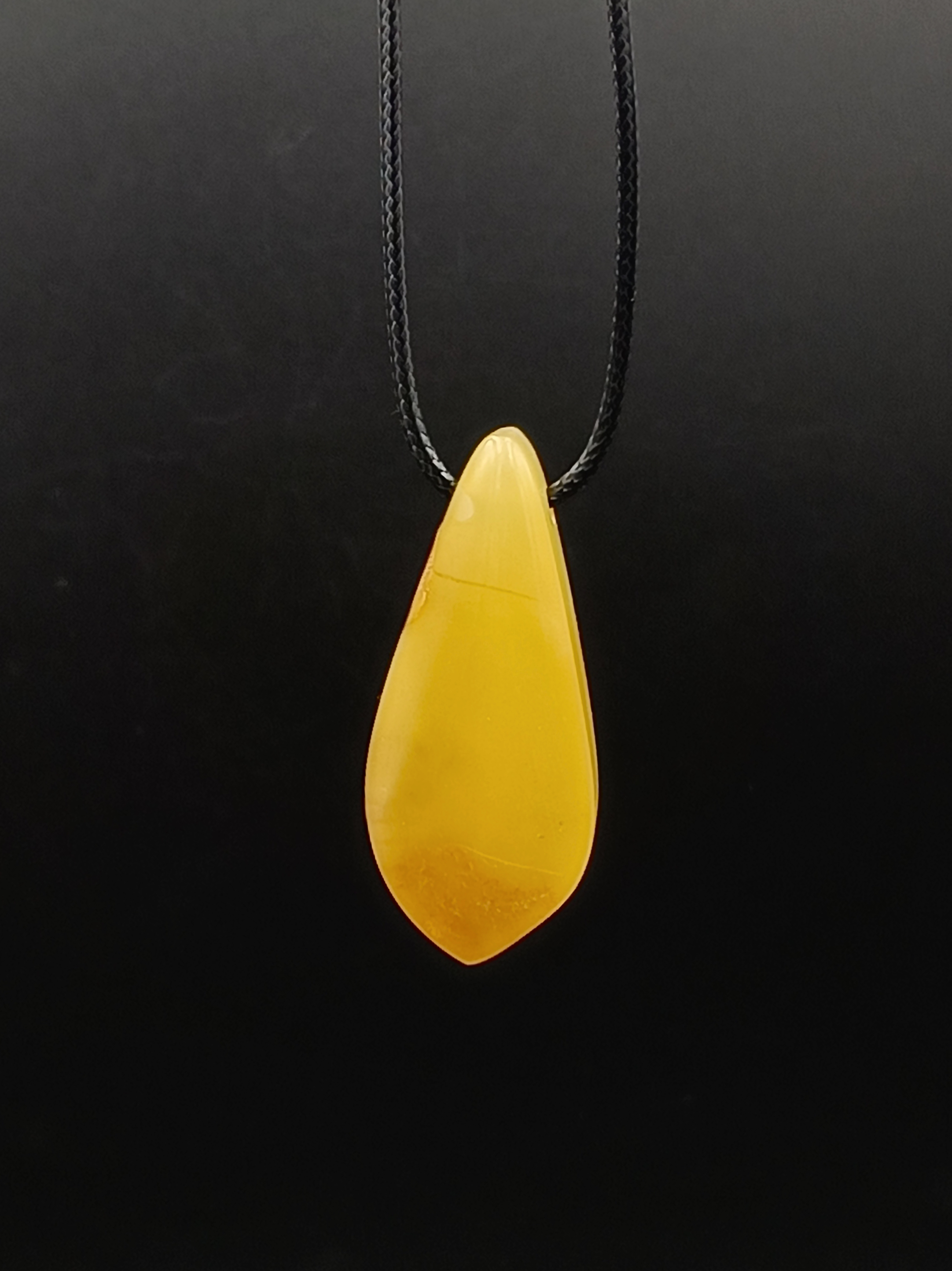 Wisiorek. Naturalny bursztyn bałtycki.