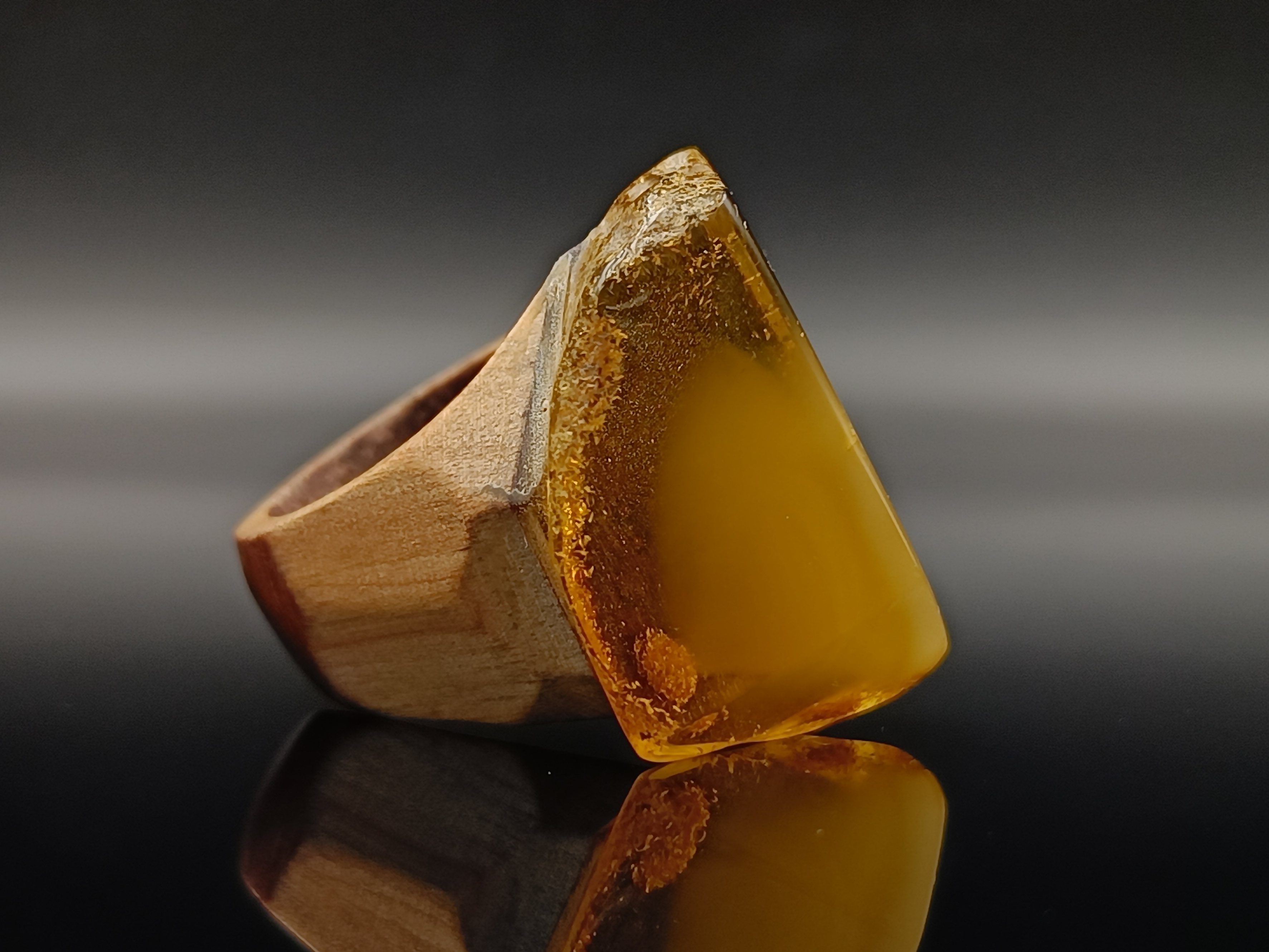 Pierścionek. Bursztyn bałtycki i drewno.