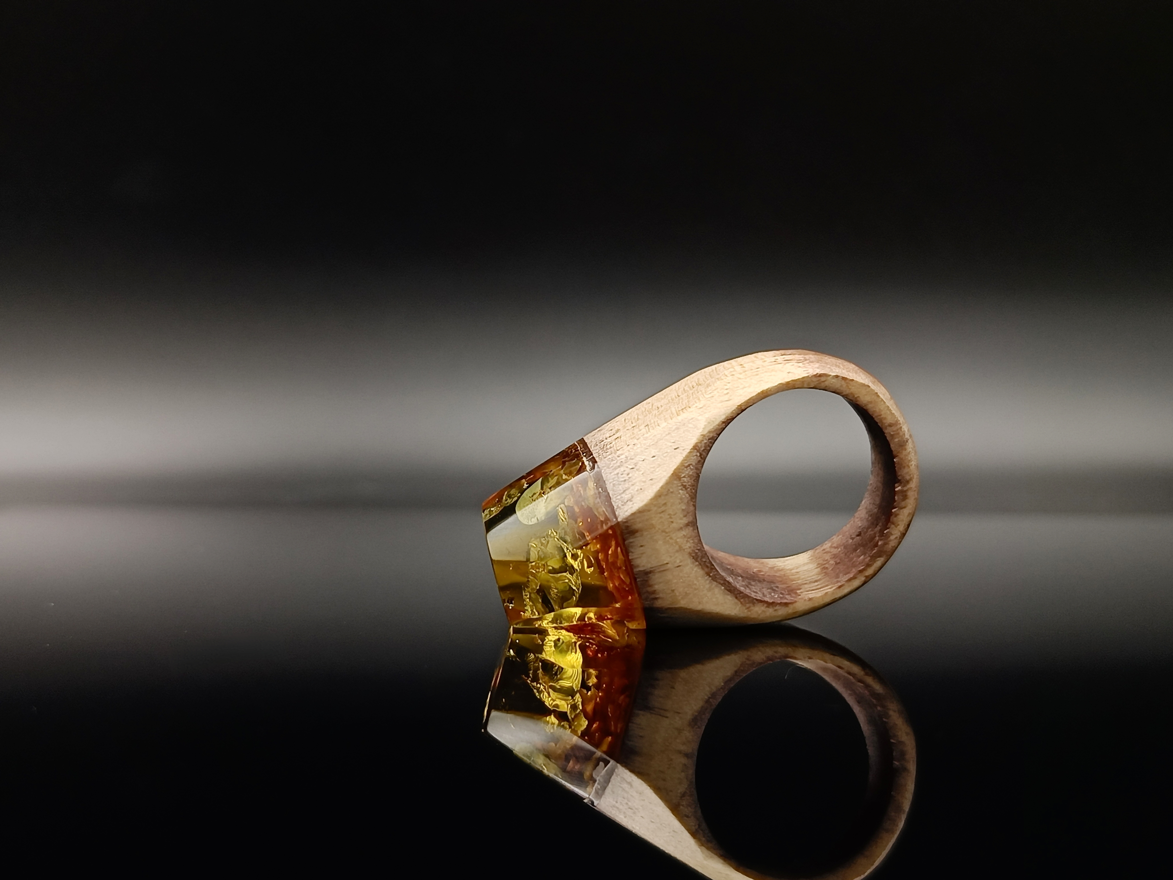 Pierścionek. Bursztyn bałtycki i drewno.