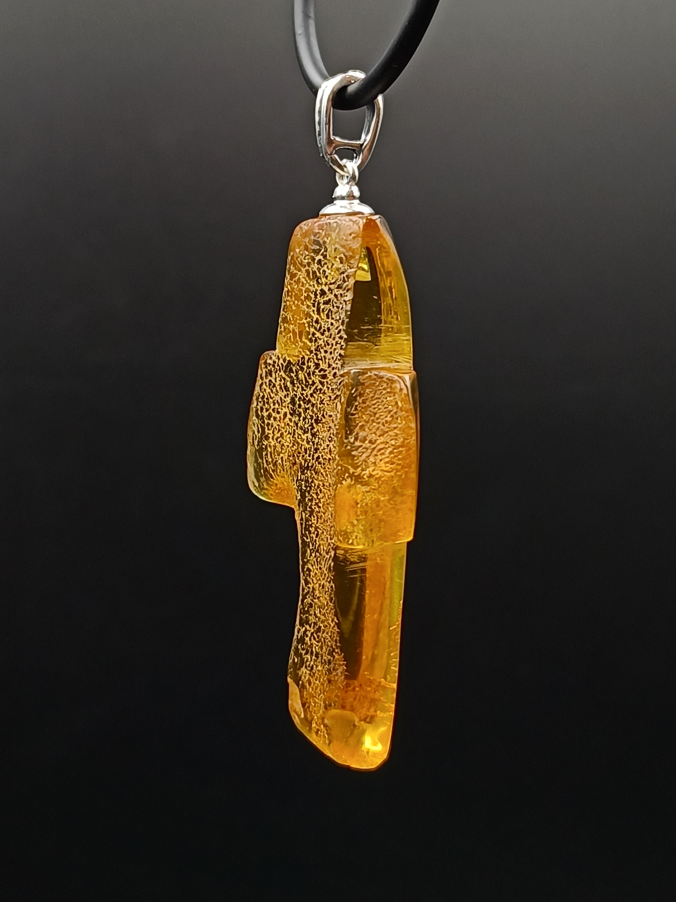 Wisiorek krzyżyk. Naturalny bursztyn bałtycki i srebro próby 925. Unikat.