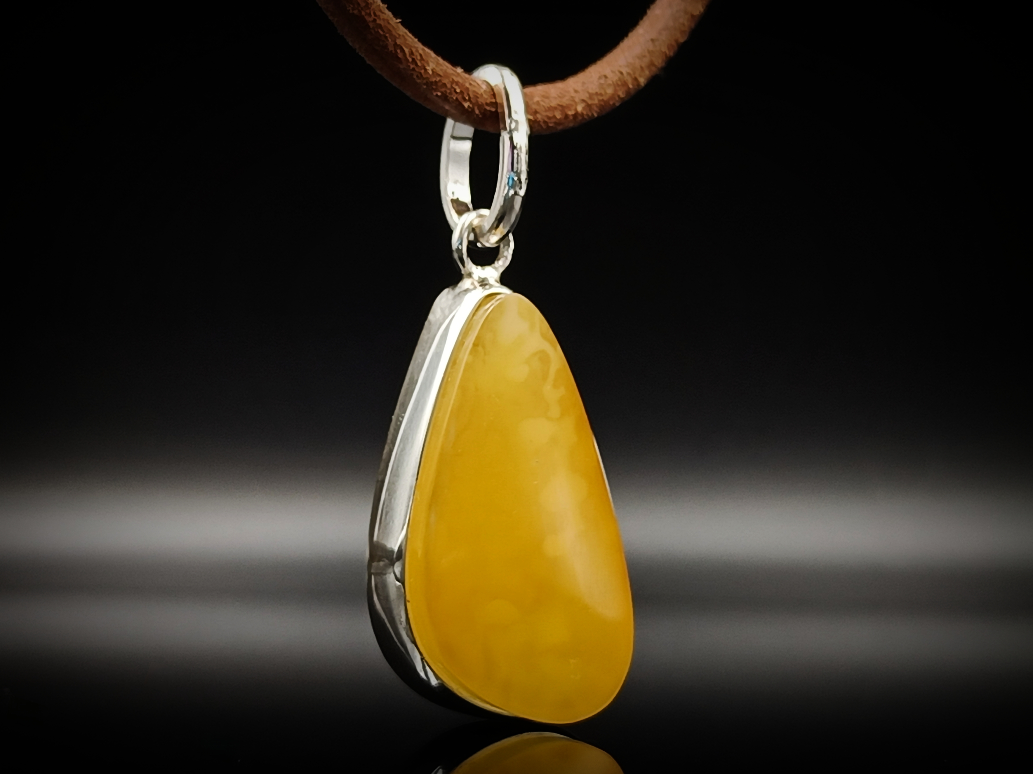 Wisior. Naturalny bursztyn bałtycki i srebro próby 925. Unikat.