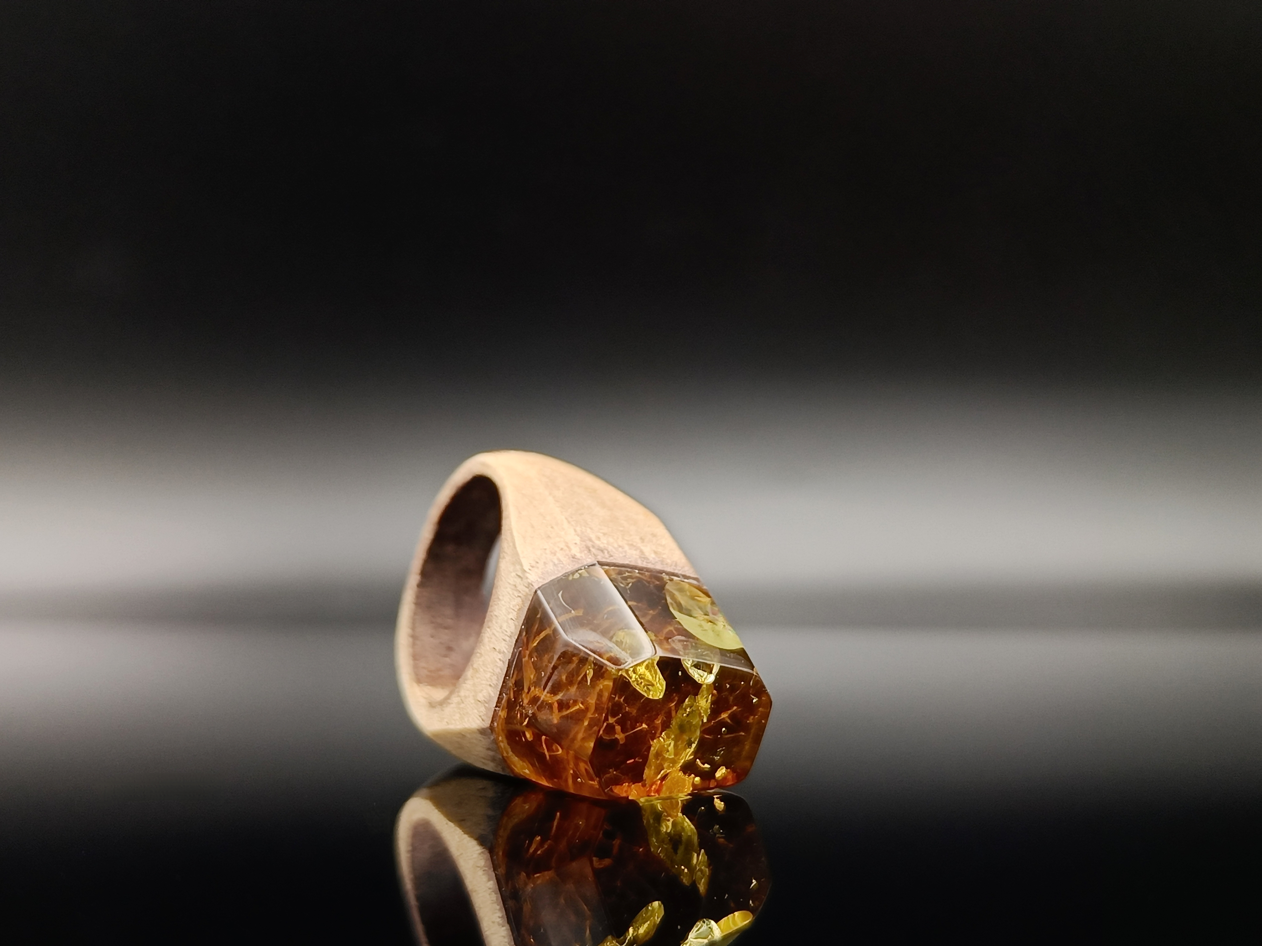 Pierścionek. Bursztyn bałtycki i drewno.